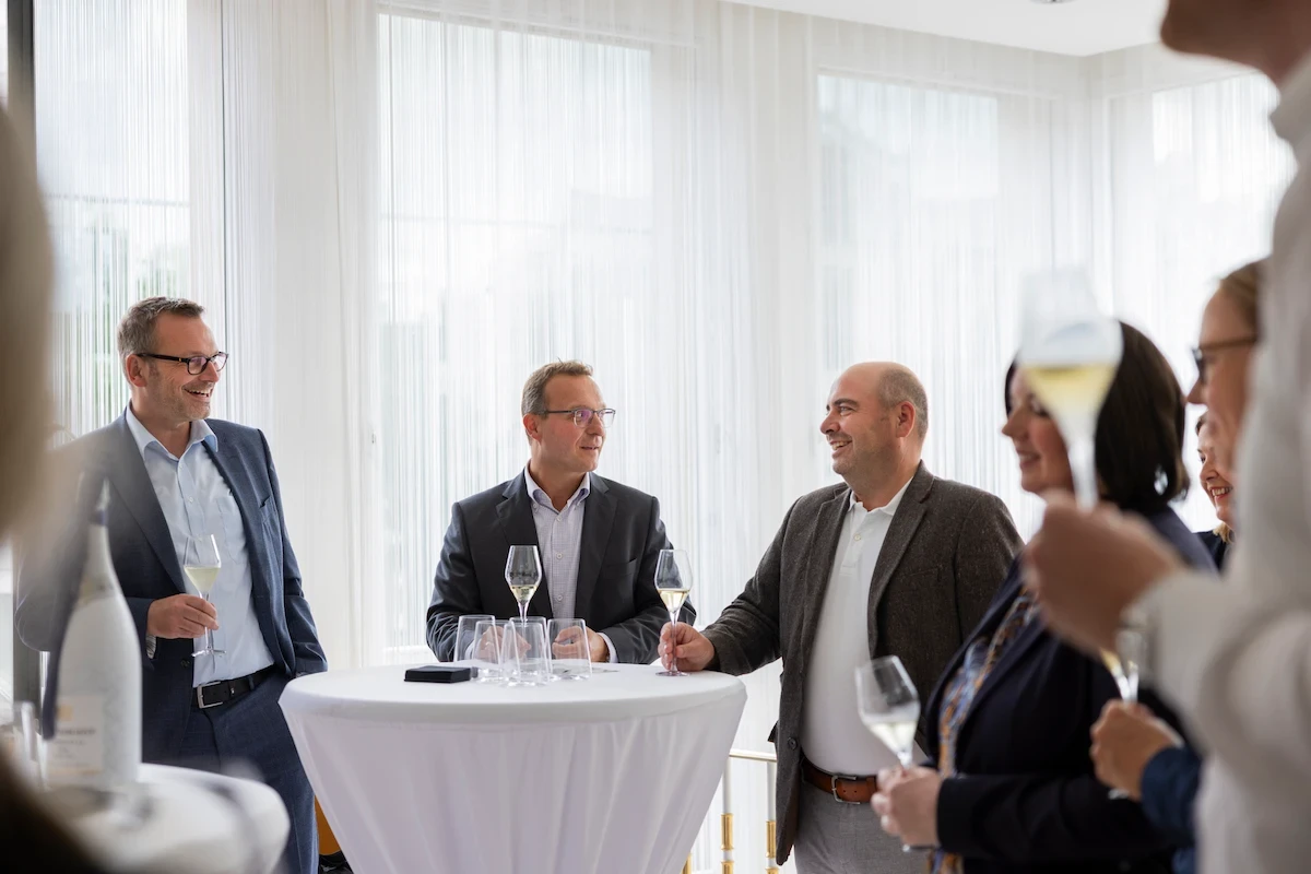 Längliches Wohngebäude mit Klinkerfassade, großen Fenstern und Balkonen über zwei Etagen