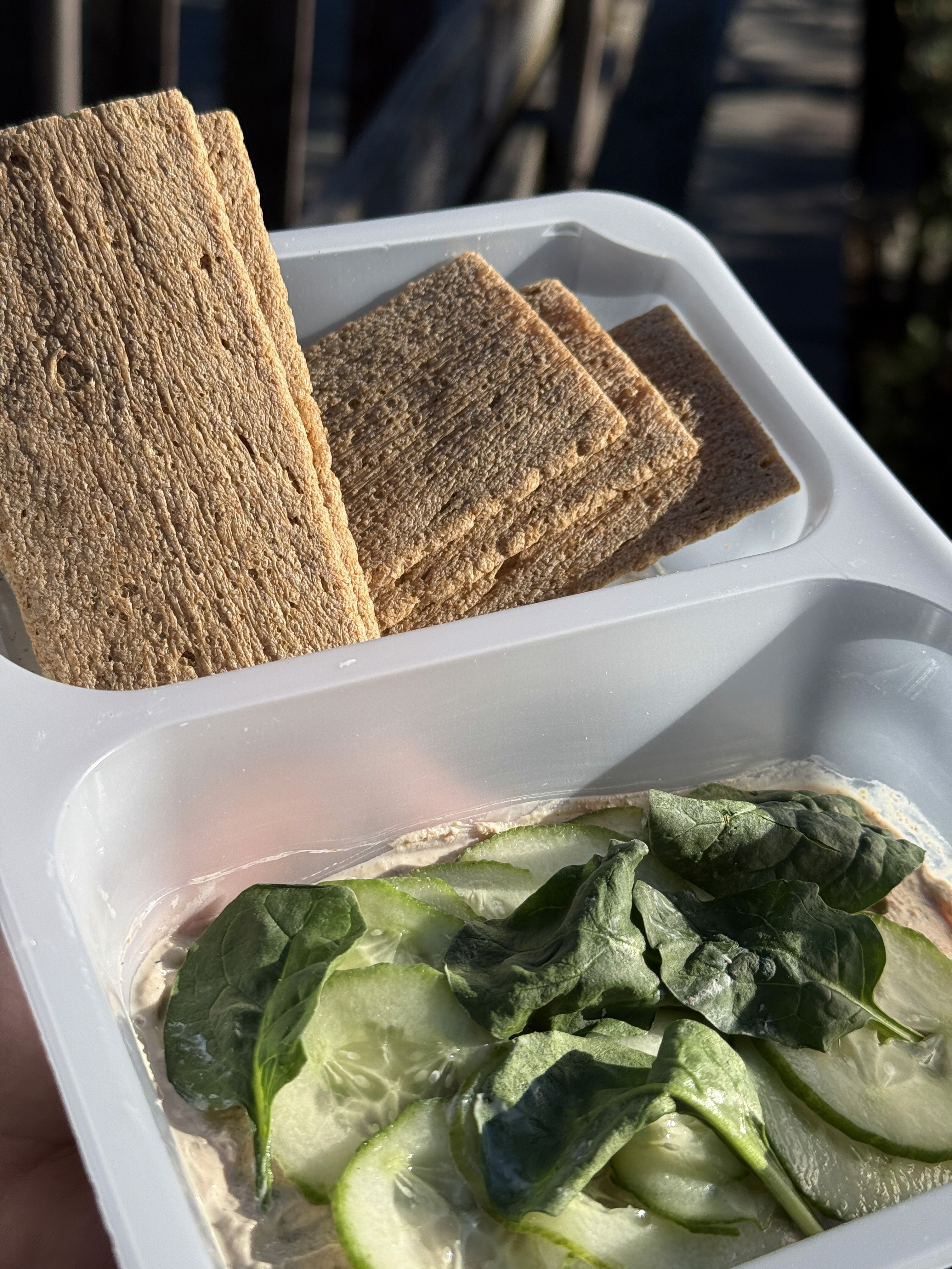 Dieta pudełkowa prosto z Bydgoszczy dostarcza smaczną i zbilansowaną dietę pudełkową w przystępnych cenach. Jeśli szukasz zdrowego i taniego cateringu dietetycznego, nasza dieta pudełkowa Bydgoszcz to idealne rozwiązanie. Catering dietetyczny z Bydgoszczy zapewnia świeże, wysokiej jakości posiłki, które łączą smak i wartość odżywczą w wyjątkowo atrakcyjnej cenie. Postaw na dietę pudełkową Bydgoszcz, aby cieszyć się wygodą i najlepszym stosunkiem jakości do ceny na rynku. Catering dietetyczny w Bydgoszczy to doskonały wybór dla każdego, kto chce zdrowo jeść bez konieczności samodzielnego gotowania, wybierając tanie i sprawdzone rozwiązania.