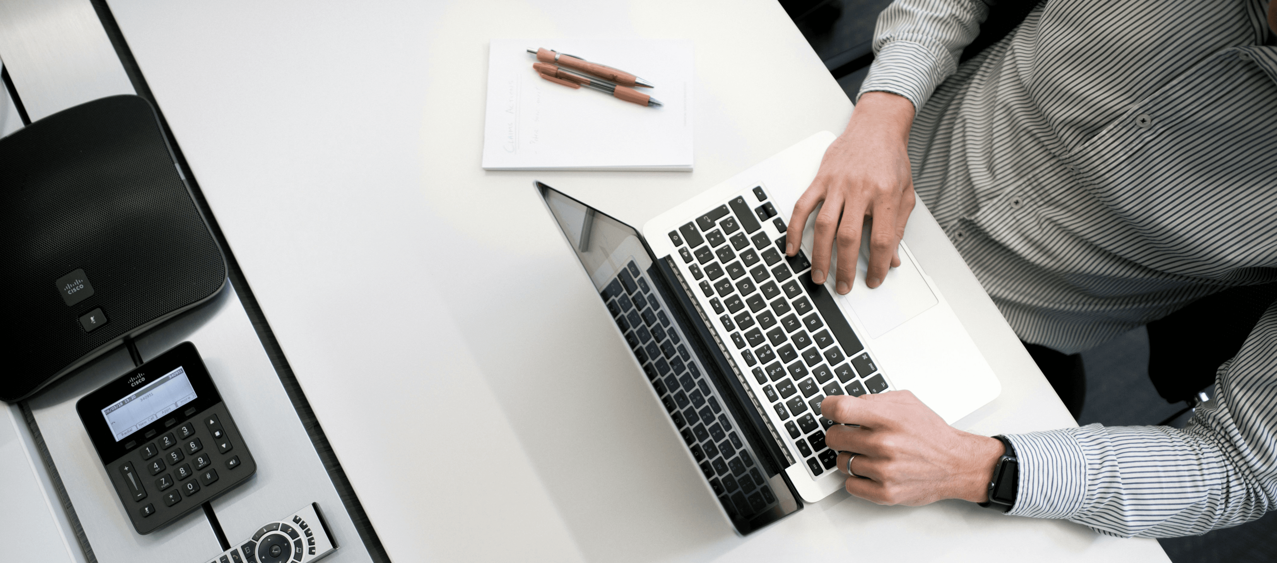 Financieel adviseur op computer voert administratieve taken uit