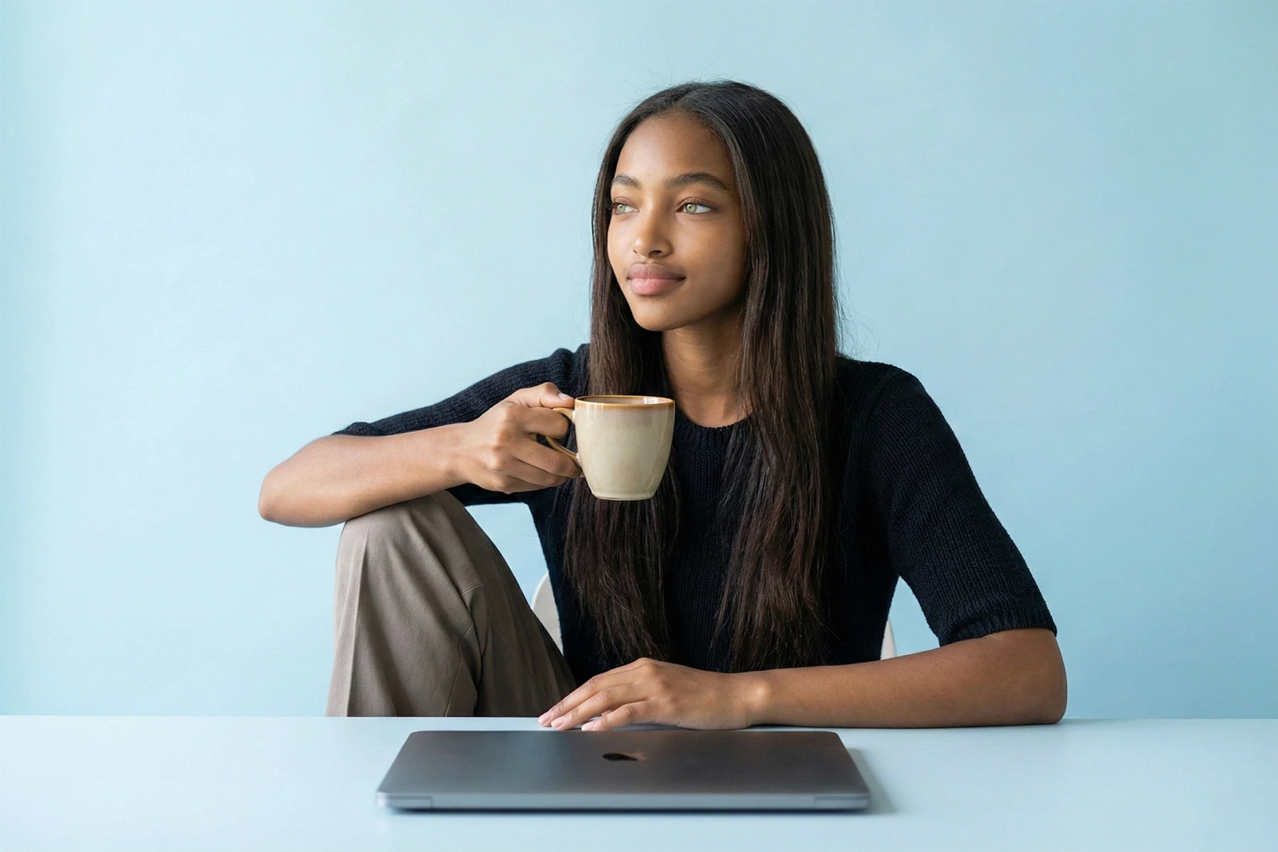 Symbolbild für WooCommerce-Shops: Eine entspannte Person mit Laptop und Kaffee steht für stressfreies Verkaufen, stabile WooCommerce-Systeme und volle Kontrolle über den eigenen Onlineshop.