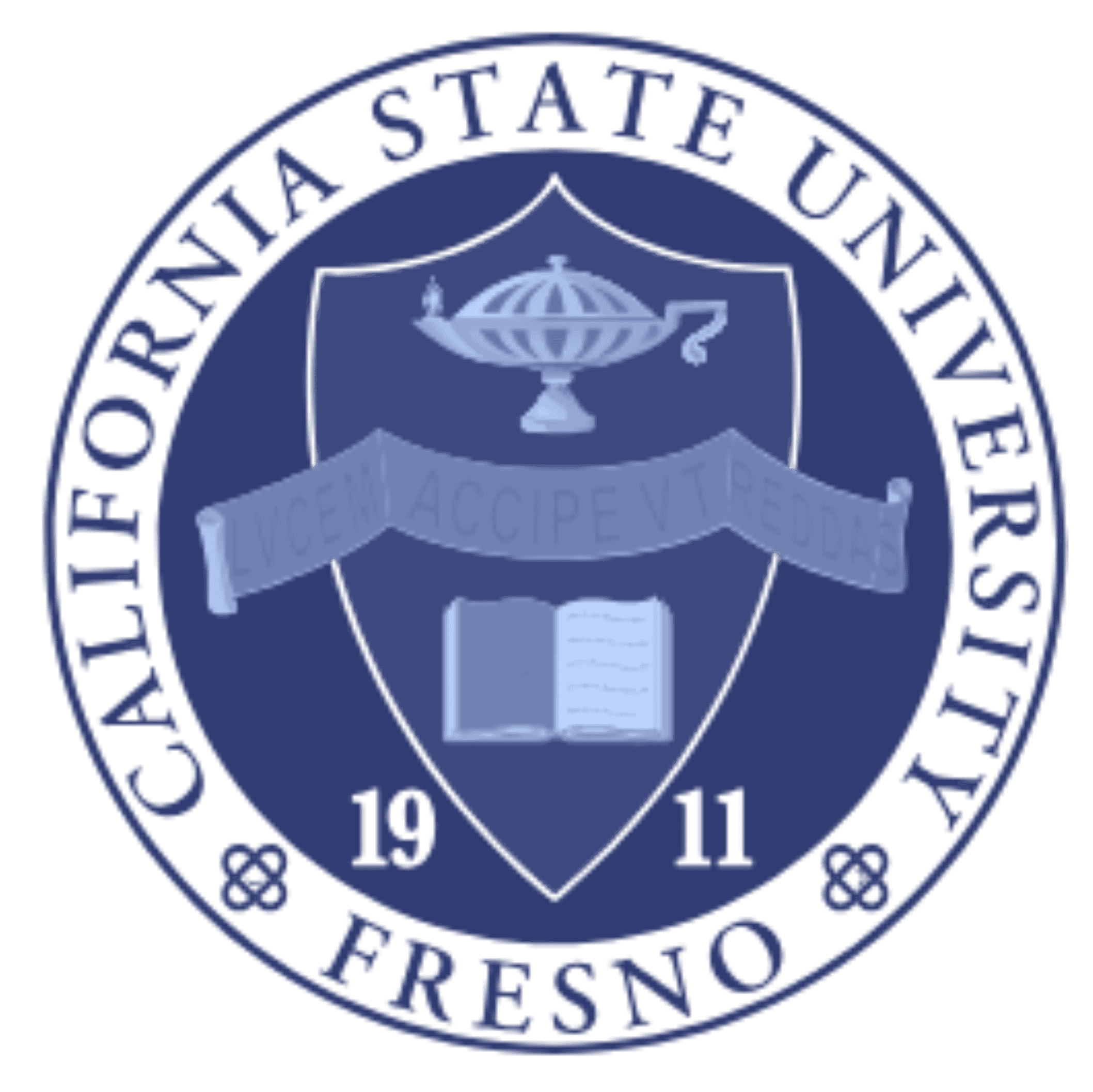 A imagem apresenta o selo oficial da California State University, Fresno, exibindo um brasão azul com uma lâmpada, um livro aberto e a frase em latim "Lucem Accipe Ut Reddas" acima da data "1911", cercado pelo nome da universidade em um design circular.