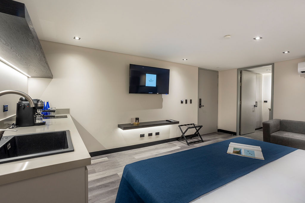 Alojamiento elegante para ejecutivos en Medellín, suite Altus Loft ideal para estadías largas con cocina dotada y espacio de trabajo insonorizado.