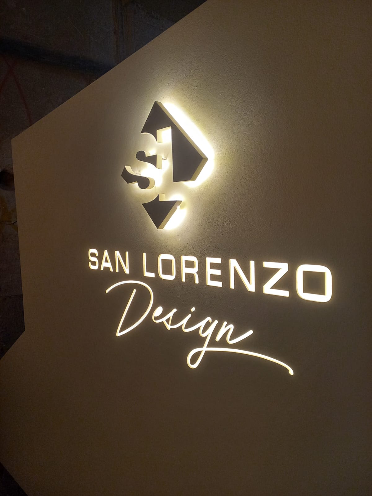 Diseño y fabricación de stands comerciales temáticos para activaciones de marca y ferias corporativas.