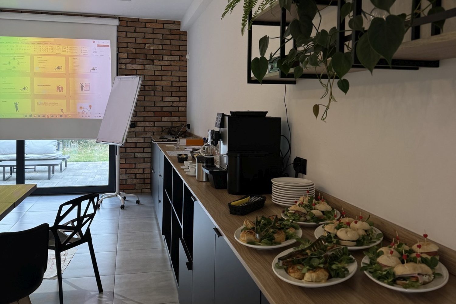 kameralna sala konferencyjna z cateringiem