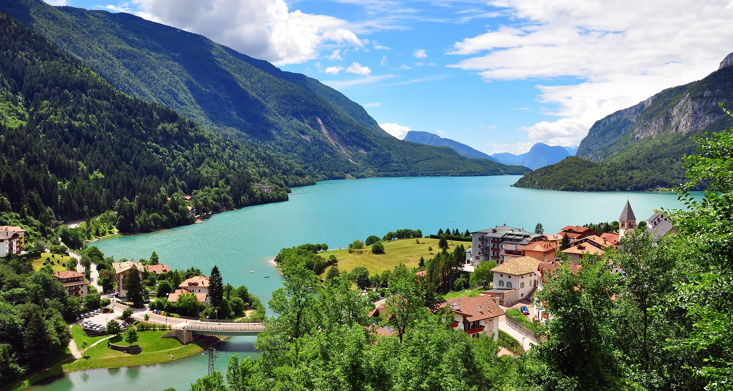 Molveno, beliggende mellom Brenta-Dolomittene og Gardasjøen i Italia | Expa Travel