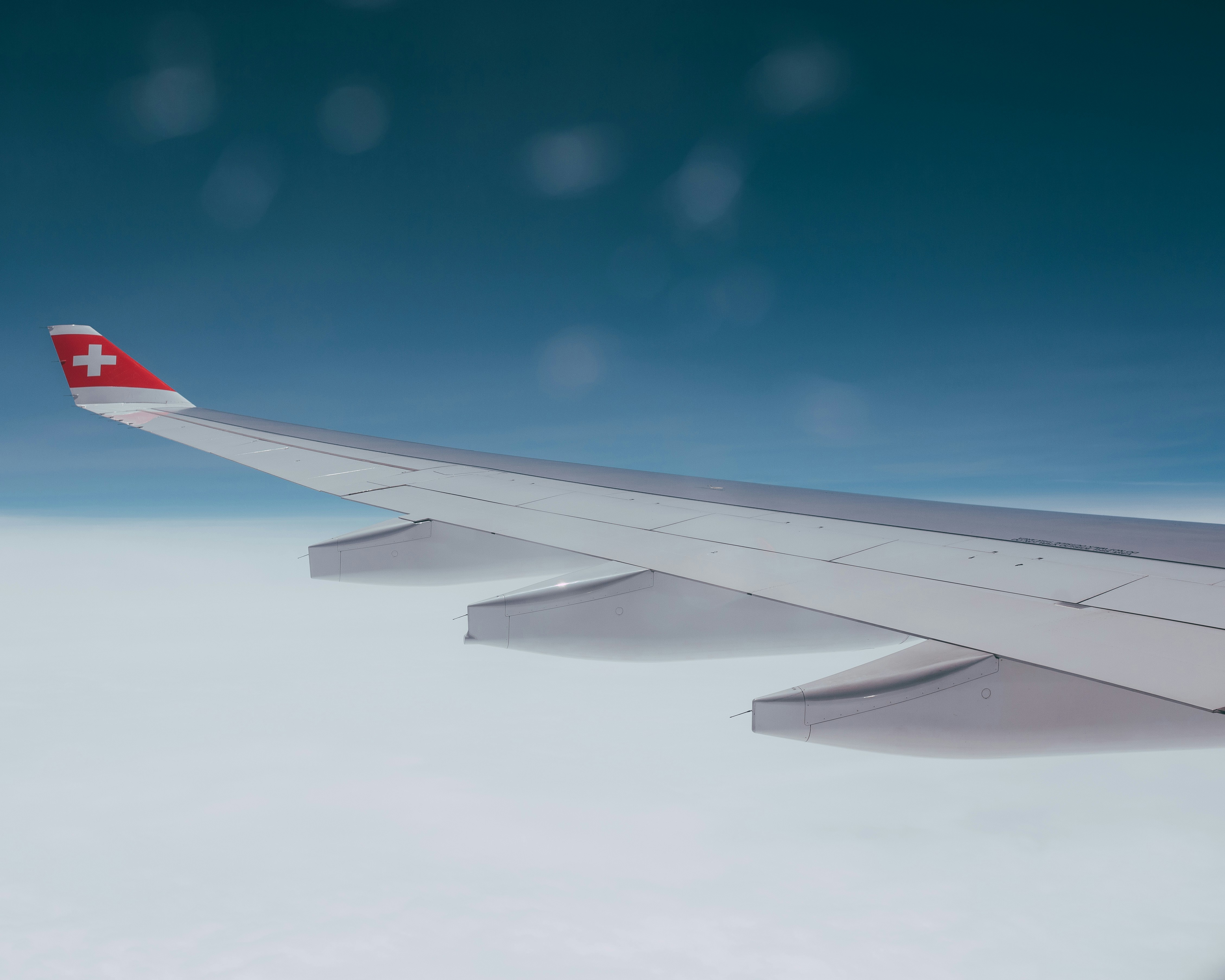 white and red airplane wing during daytime