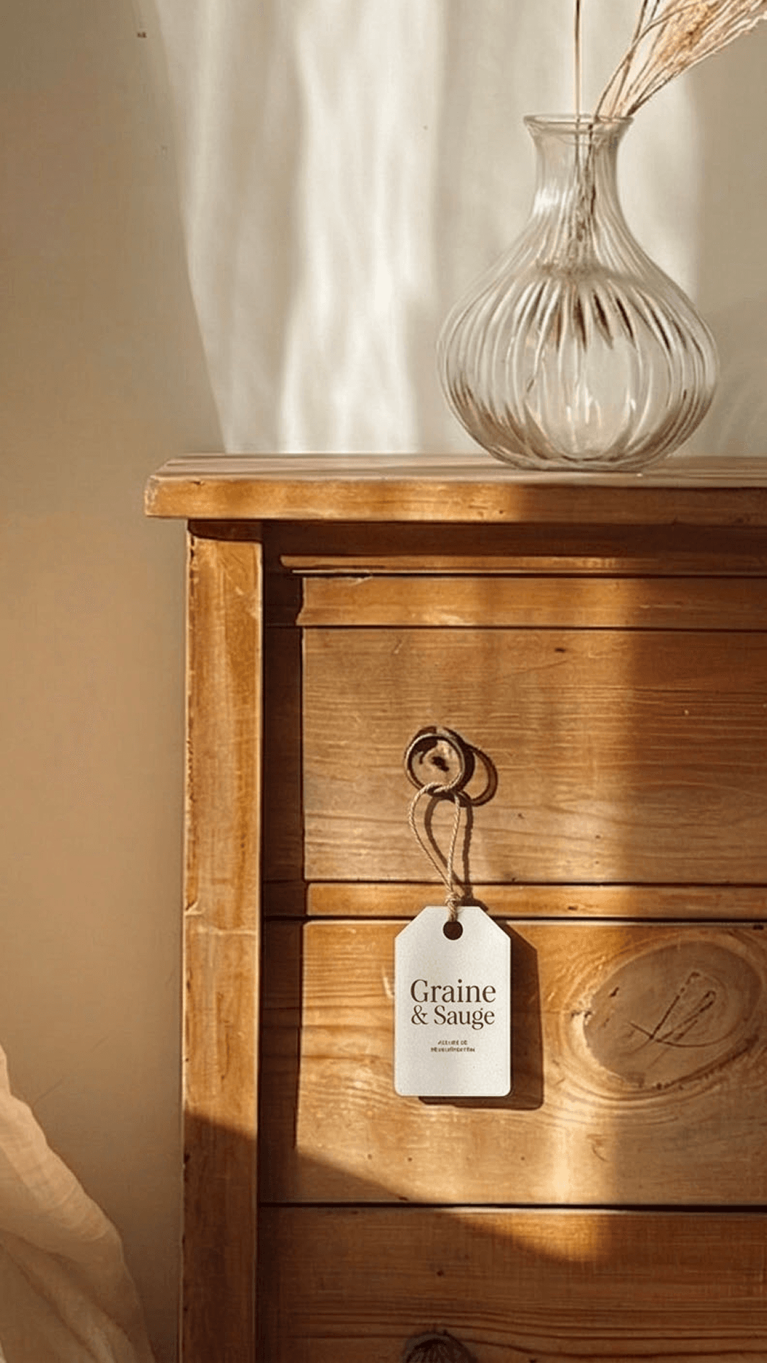 Design d'étiquette de produit suspendue à un meuble ancien - Branding Graine & Sauge