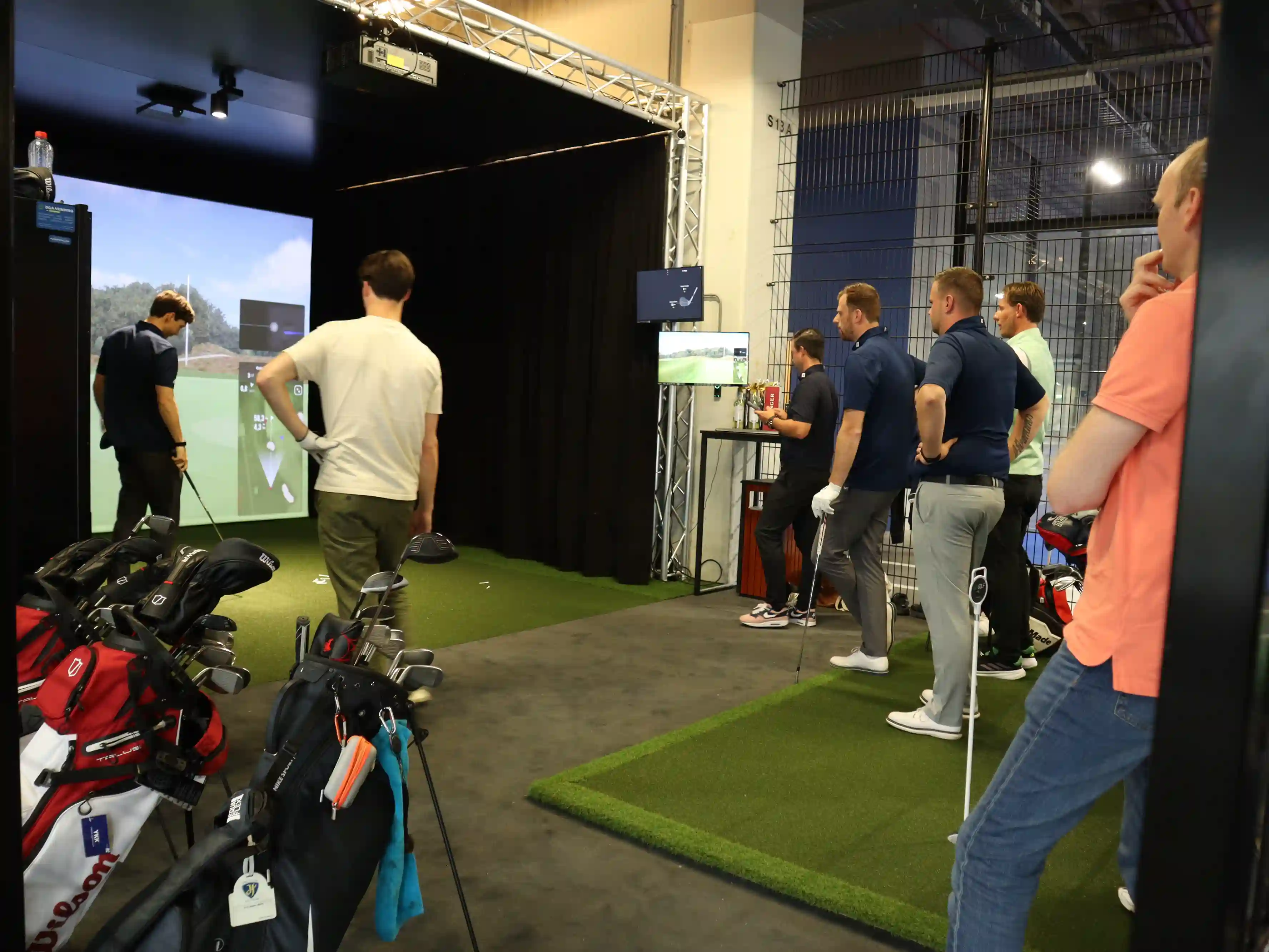 indoor-golf-gogolf-amsterdam-trackman-simulator-met-groepen-en-golftassen