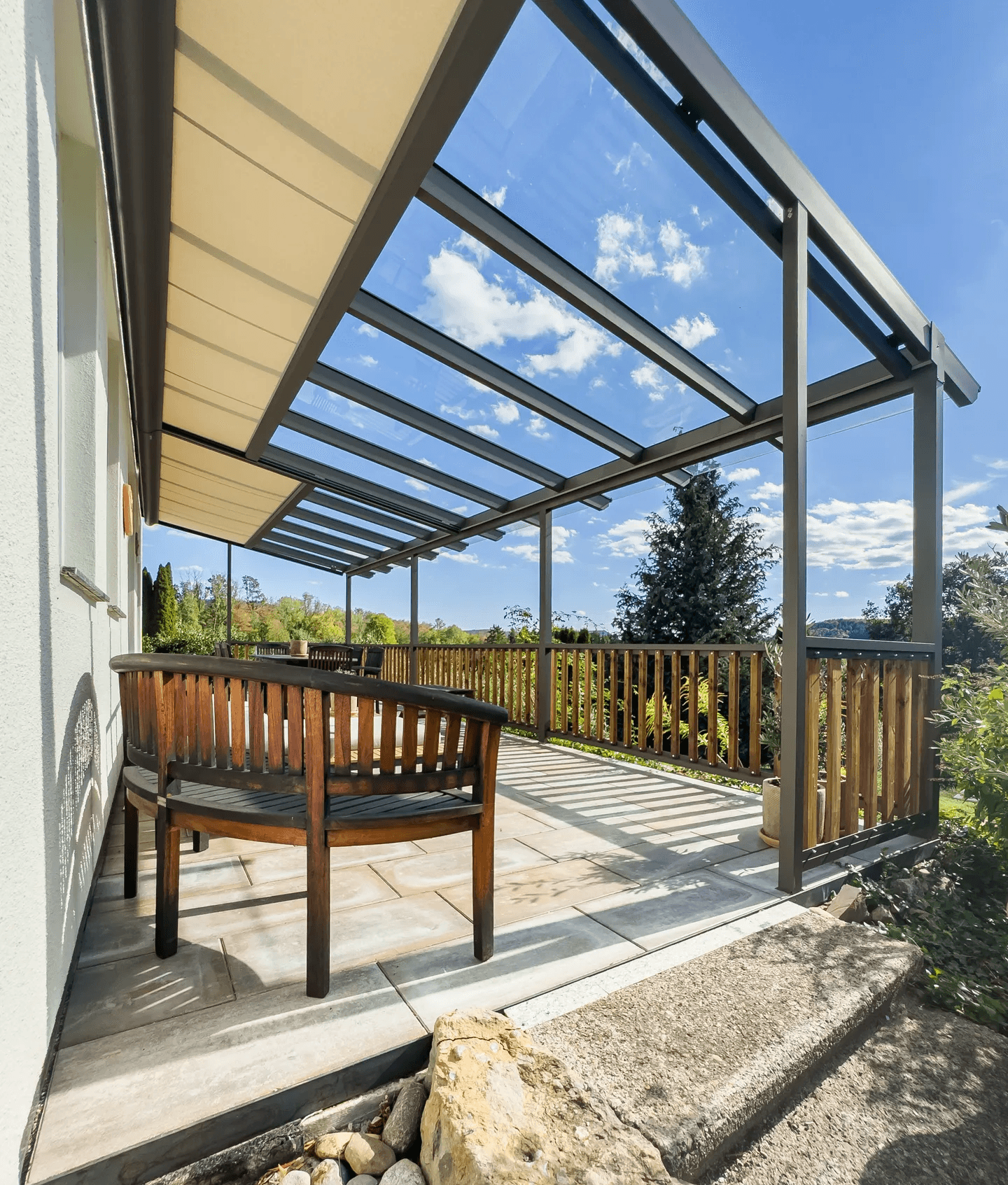Balkonüberdachung aus Stahl und Aluminium und Aussicht auf das Lautertal