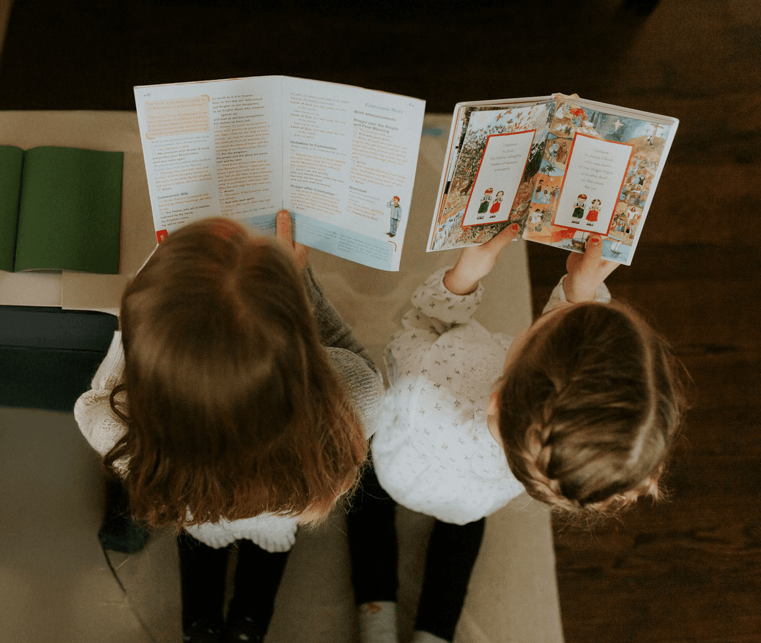 Deux jeunes filles au cathéchisme