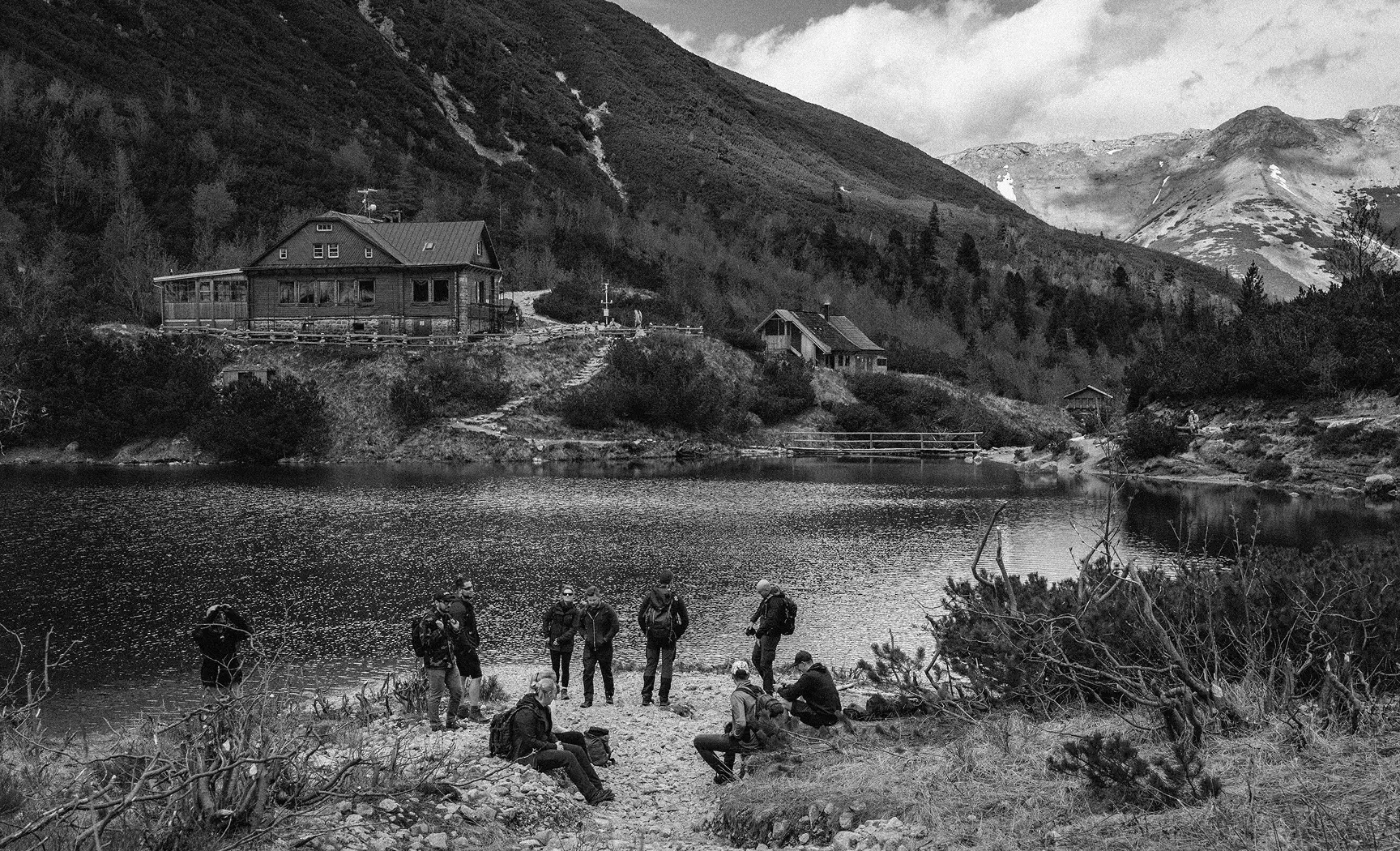 A Summit csapat a tó mellett és a hegy lábánál pihenőt tart