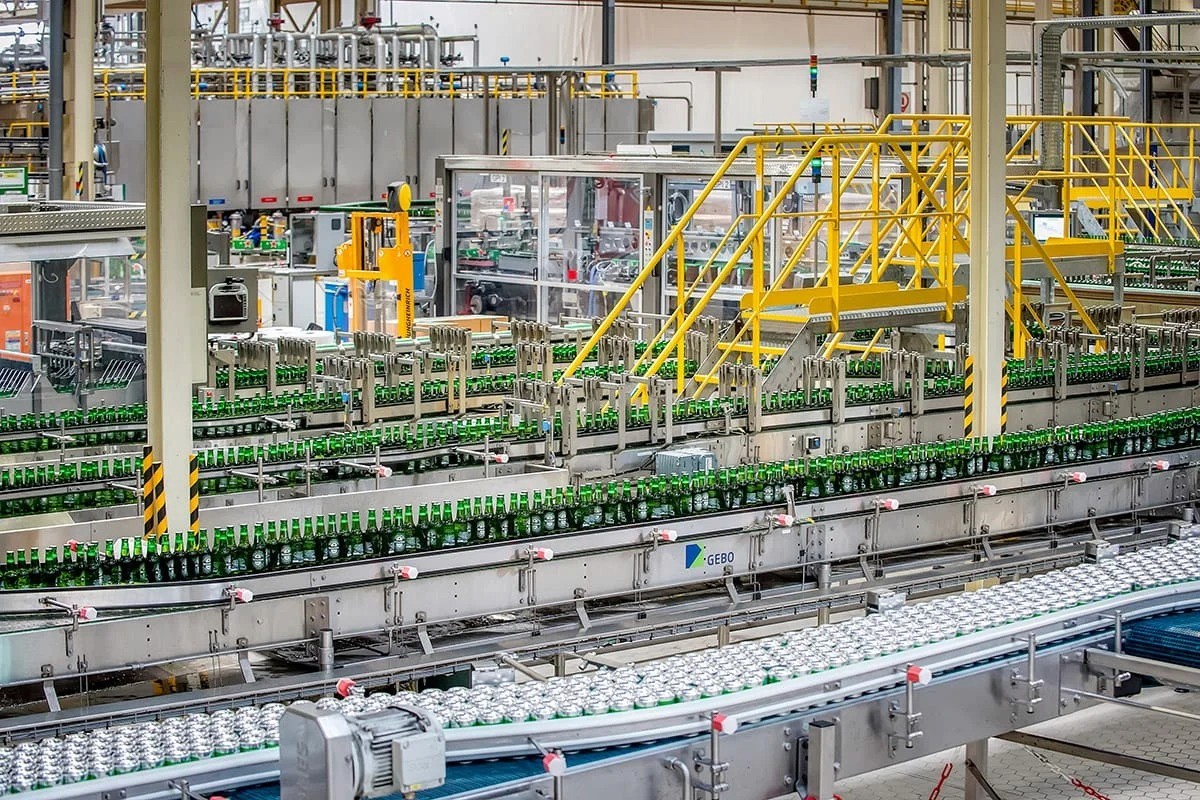 Chaîne de production embouteillage automatisée — photo industrie Lille Nord Hauts de France | Anteale Yann Manac’h 2025