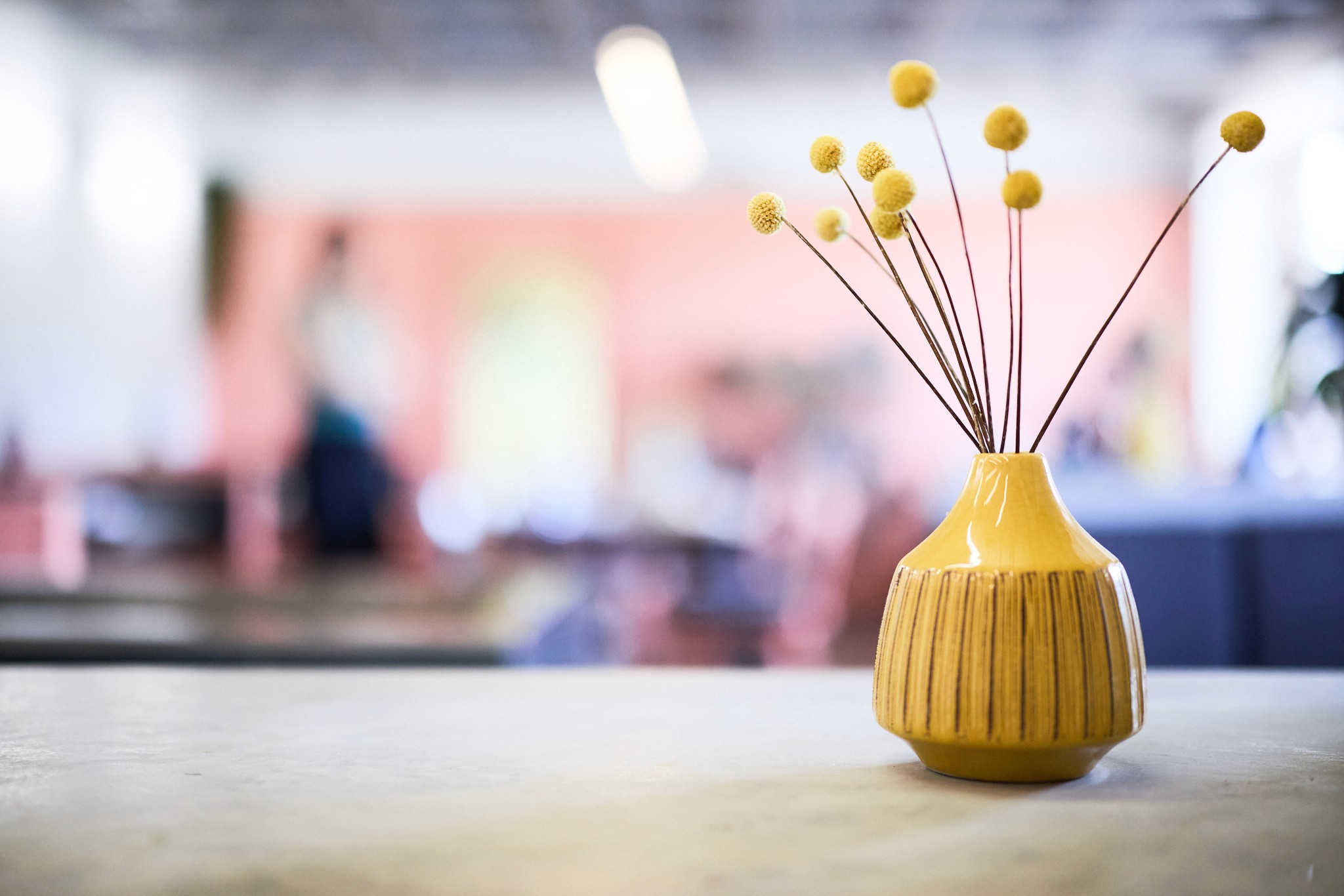 Trommelschlägel in gelber Vase