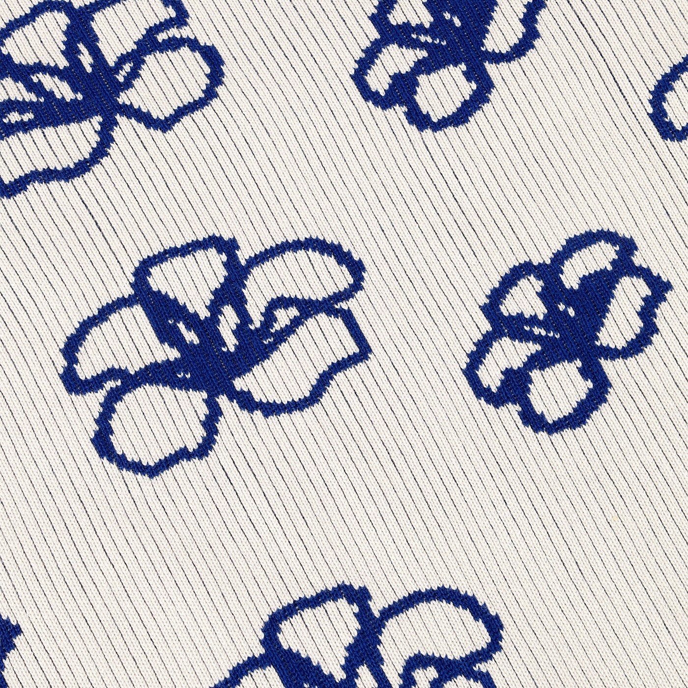 Détail de fleur tricoté dans une maille milano d'un pull Arbor Antwerpen