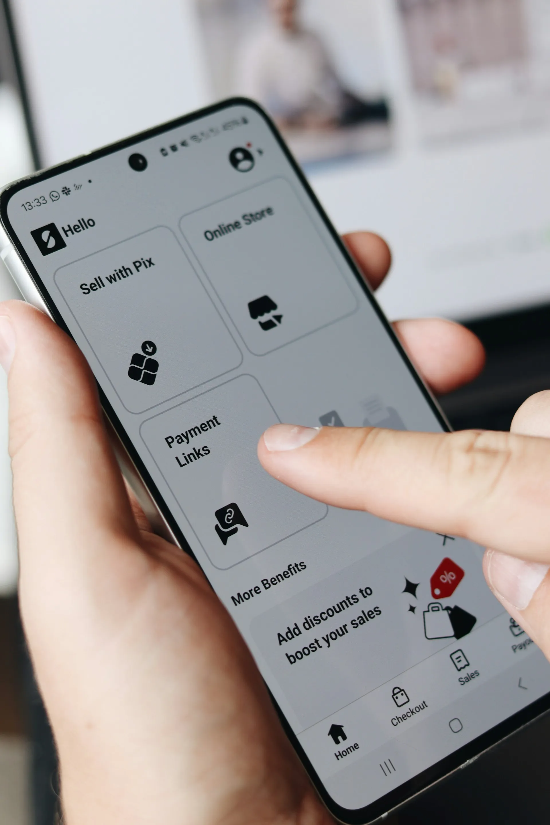 Remorque et camion Pelouse Men Paysagement avec design noir et vert, illustrant la flotte professionnelle de l’entreprise.