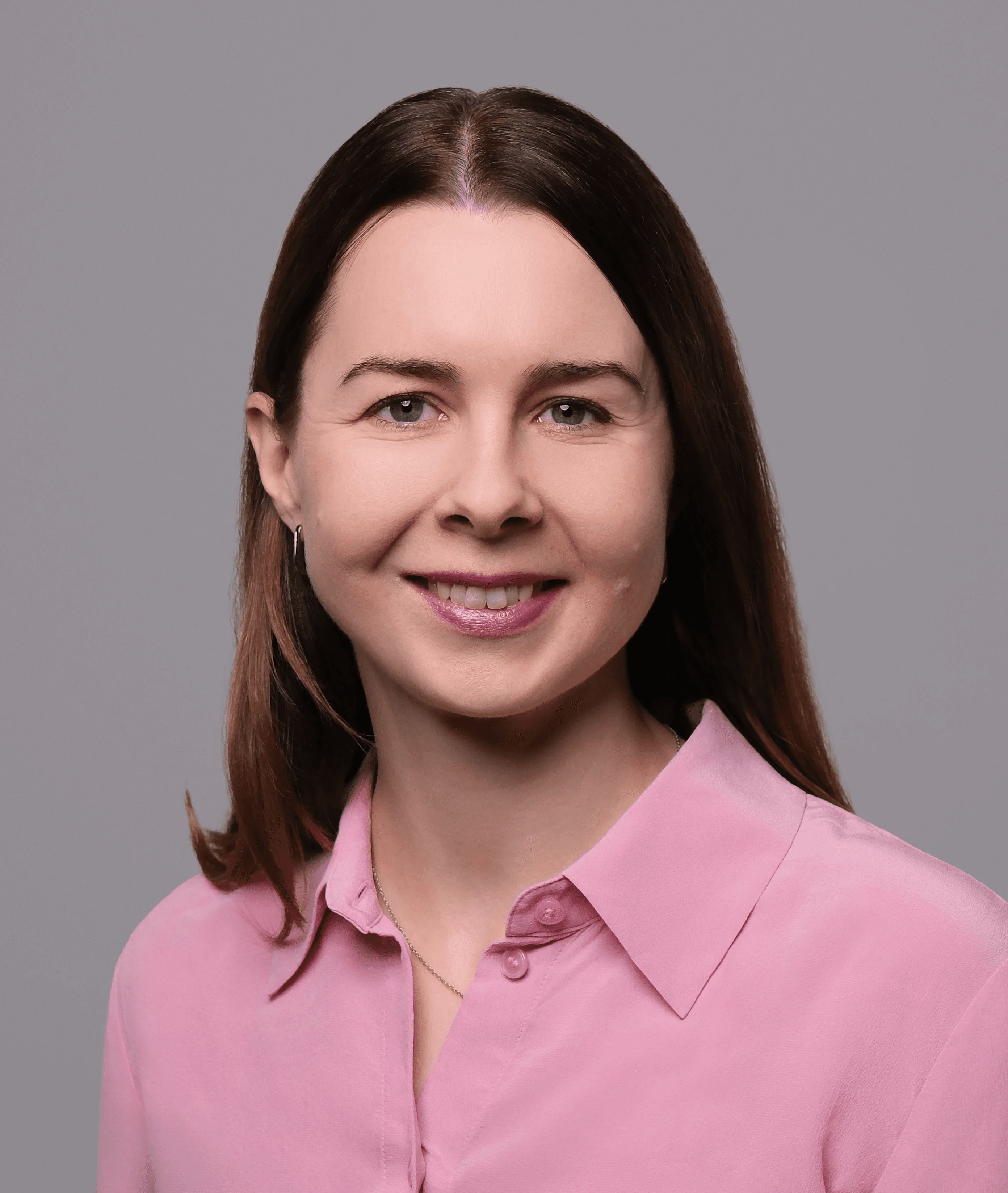 Schwarz-weißes Porträtfoto von Joel Jurkat Rodríguez, PR Trainee bei public imaging