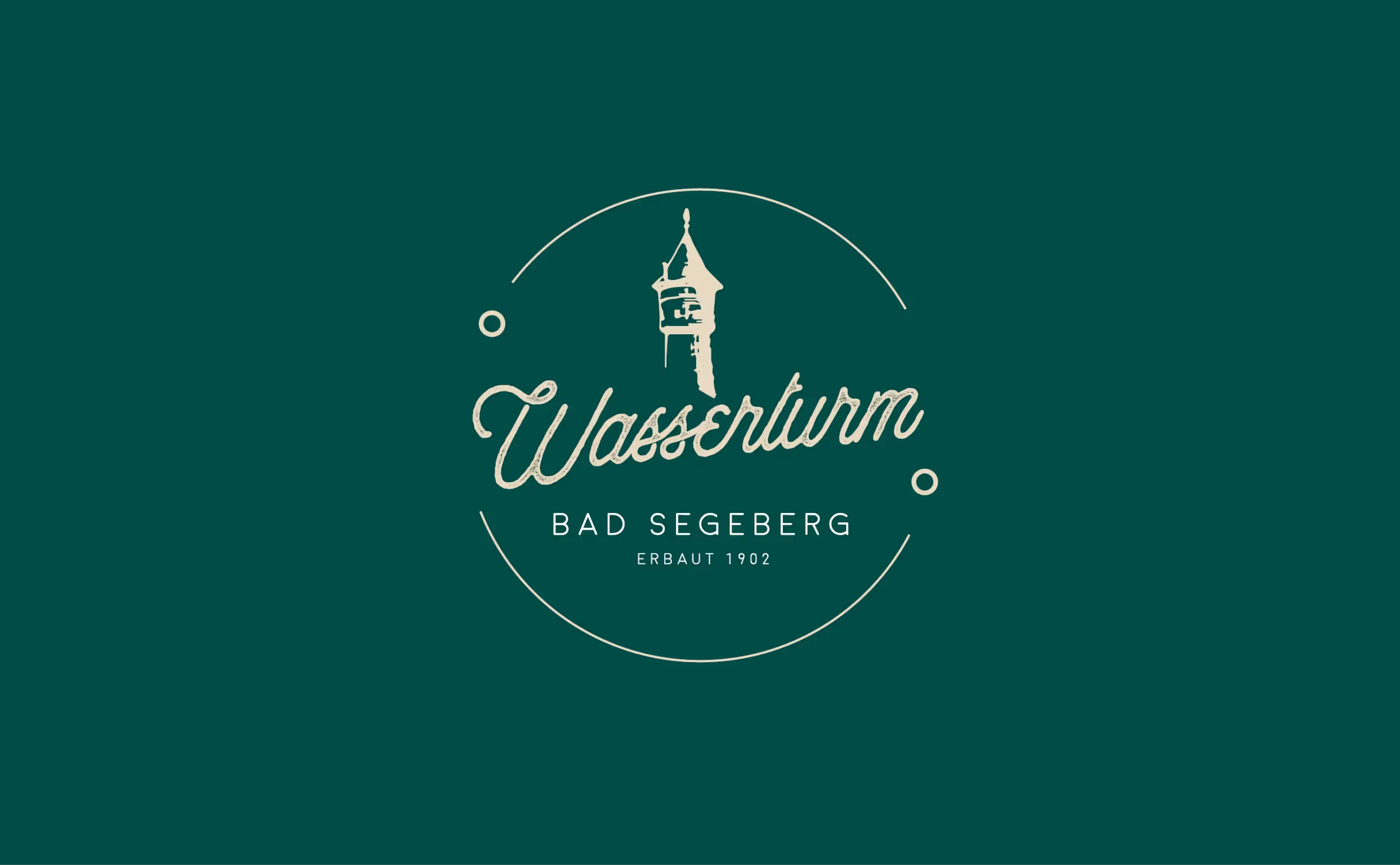 Die visuelle Markenidentität, bestehend aus dem Logo und der Typografie, wird auf einem vollflächigen, petrol-grünen Hintergrund präsentiert.