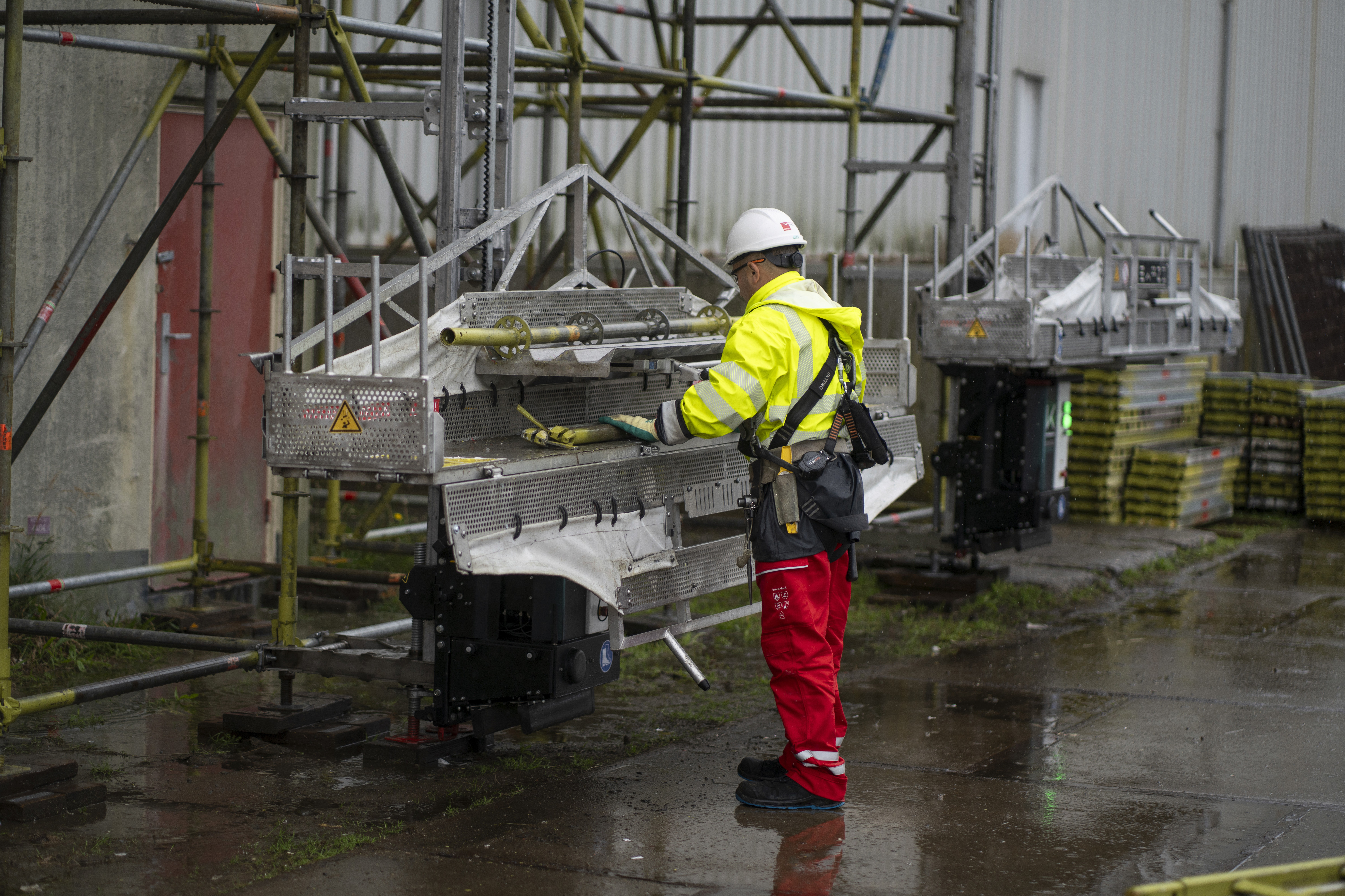 LIFTBOT lifting robot operating at an industrial site as an alternative to crane lifts