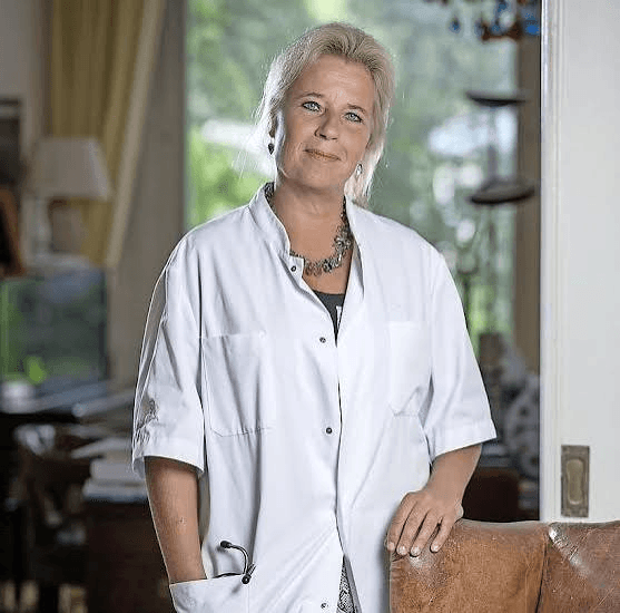 Dr. Wanda de Kanter, Pulmonologist (retired)