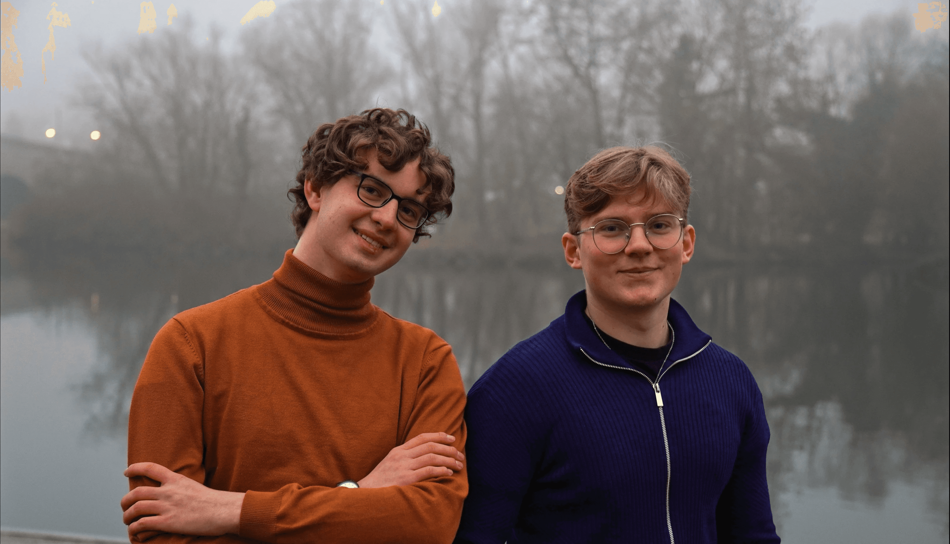 Ben und Valentin stehen vor dem Main