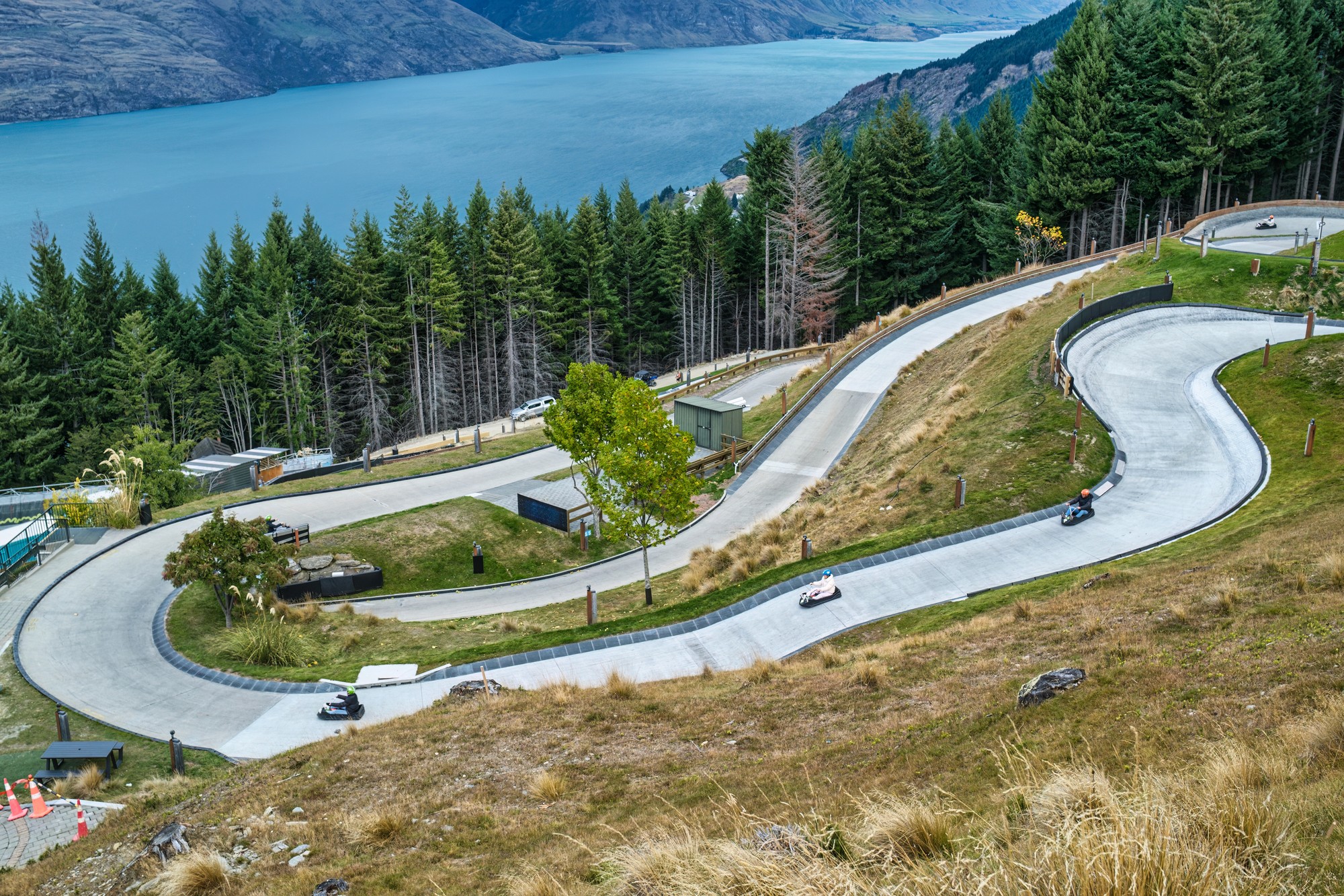 photography of dam during daytime