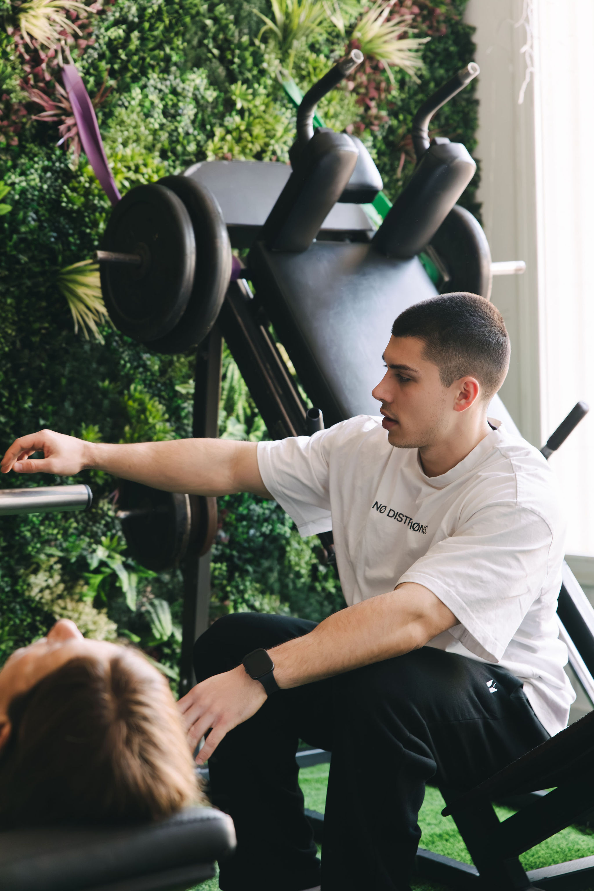 Sesión de entrenamiento personal en máquina en La Base Strength, Vilanova i la Geltrú