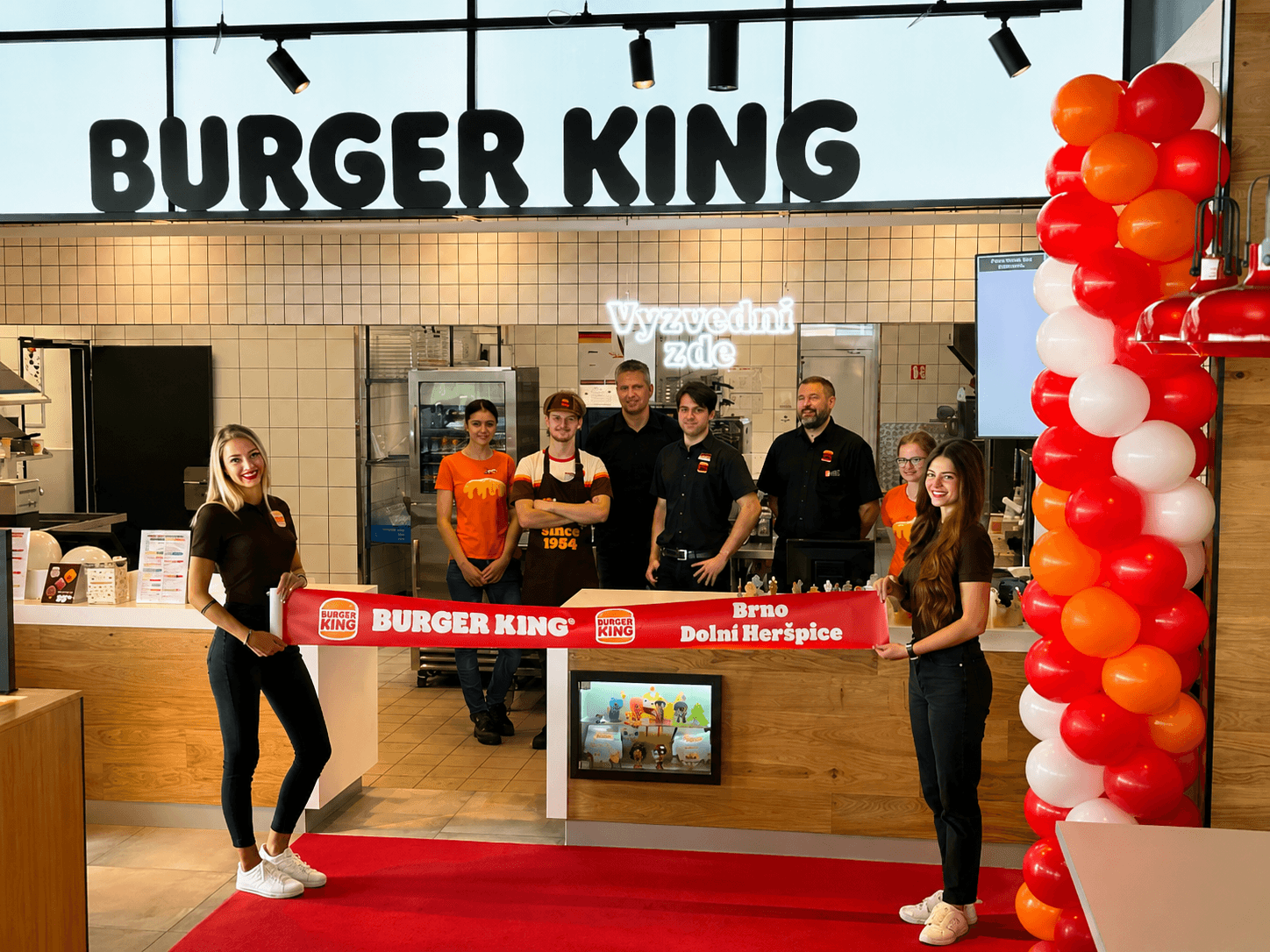 Pravidelná balónková brána v barvách Burger King pro slavnostní otevření provozovny