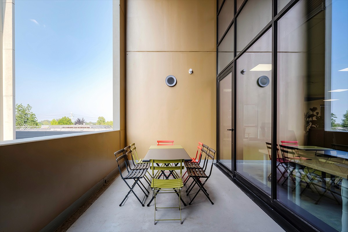 terrasse de bureaux extérieur avec verrière — photographie architecture intérieure Lille Nord | Anteale Yann Manac’h 2025