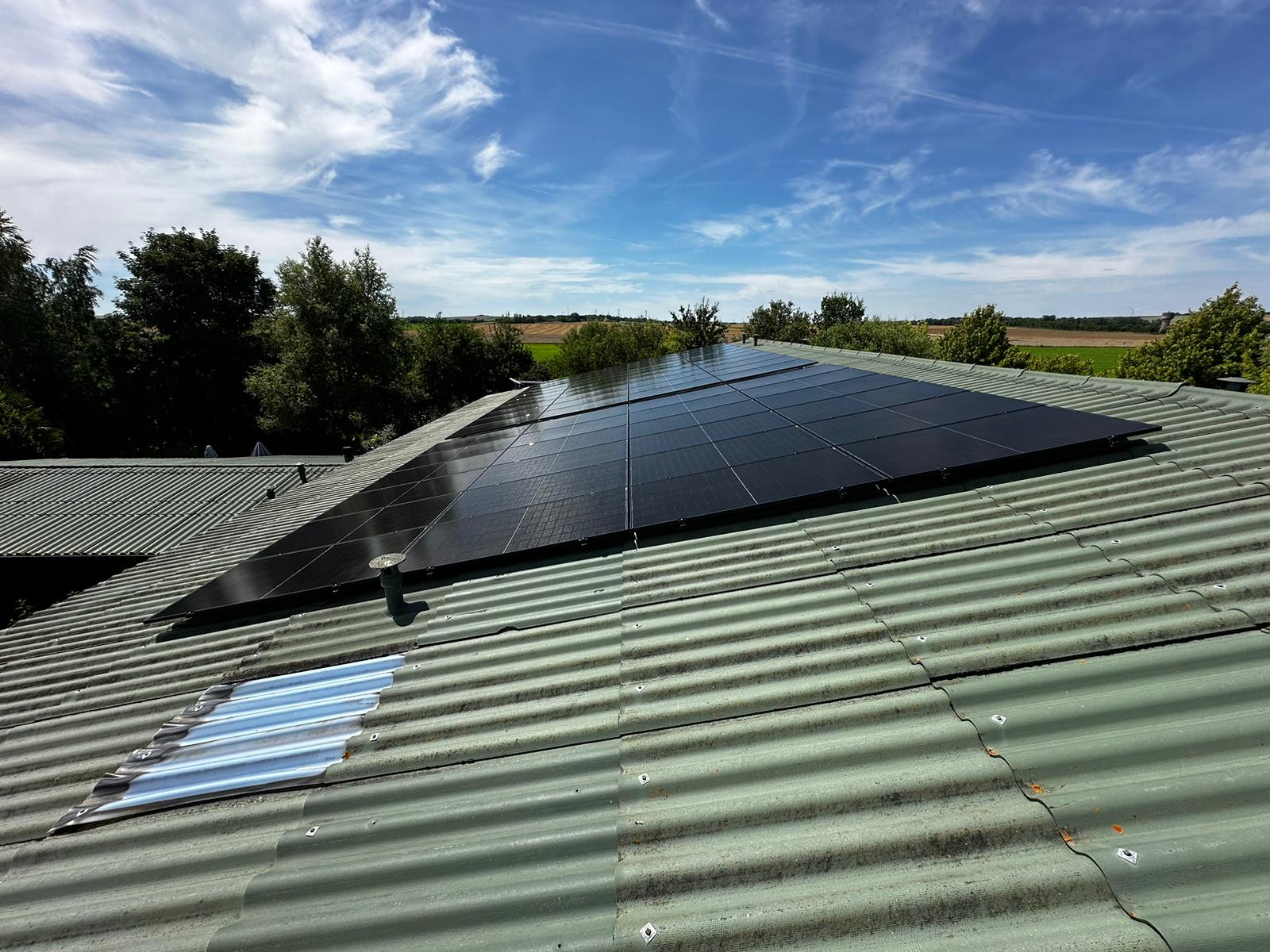 Toiture équipée de panneaux solaires photovoltaïques Hésingue