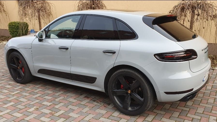 Porsche Macan karosszériavédő fóliával, amely védi az autót a karcolásoktól és a sérülésektől.