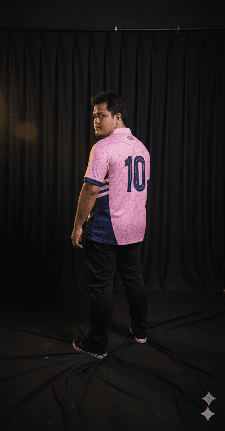 Tampak belakang seorang pria mengenakan jersey pink custom dengan nomor punggung 10 buatan brand Onemarch.