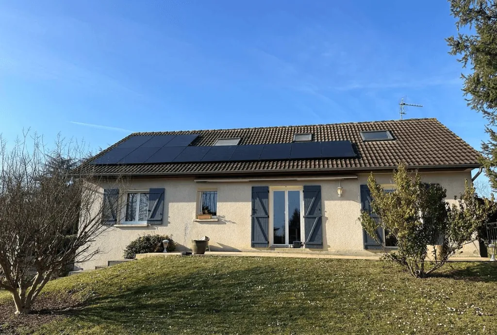 Photo du toit d'une maison en Centre-Val de Loire équipée de panneaux solaires dont l'installation a été faite par Solarock.