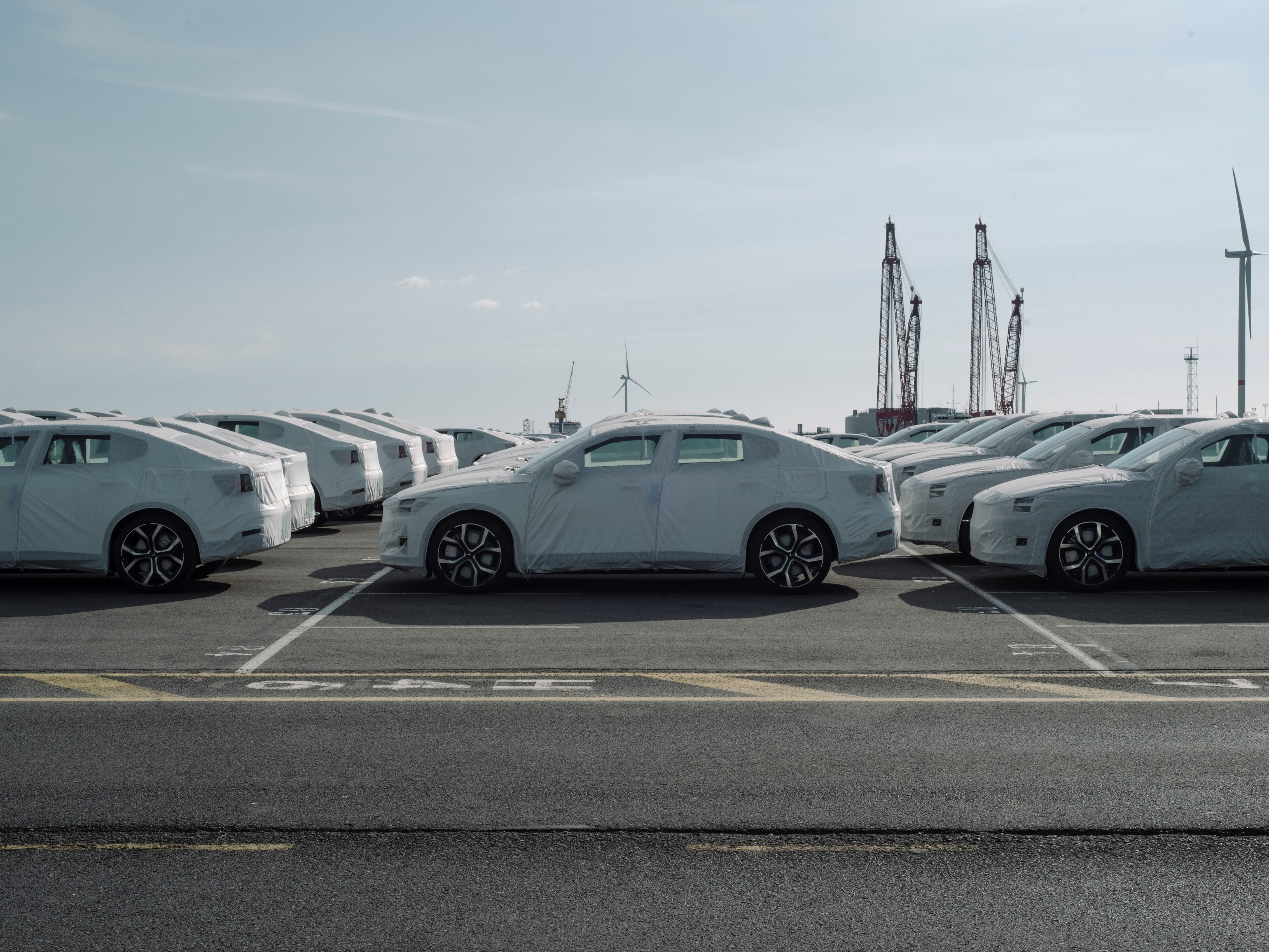 Polestar 2 neuves protégées sur un port avant livraison en Europe