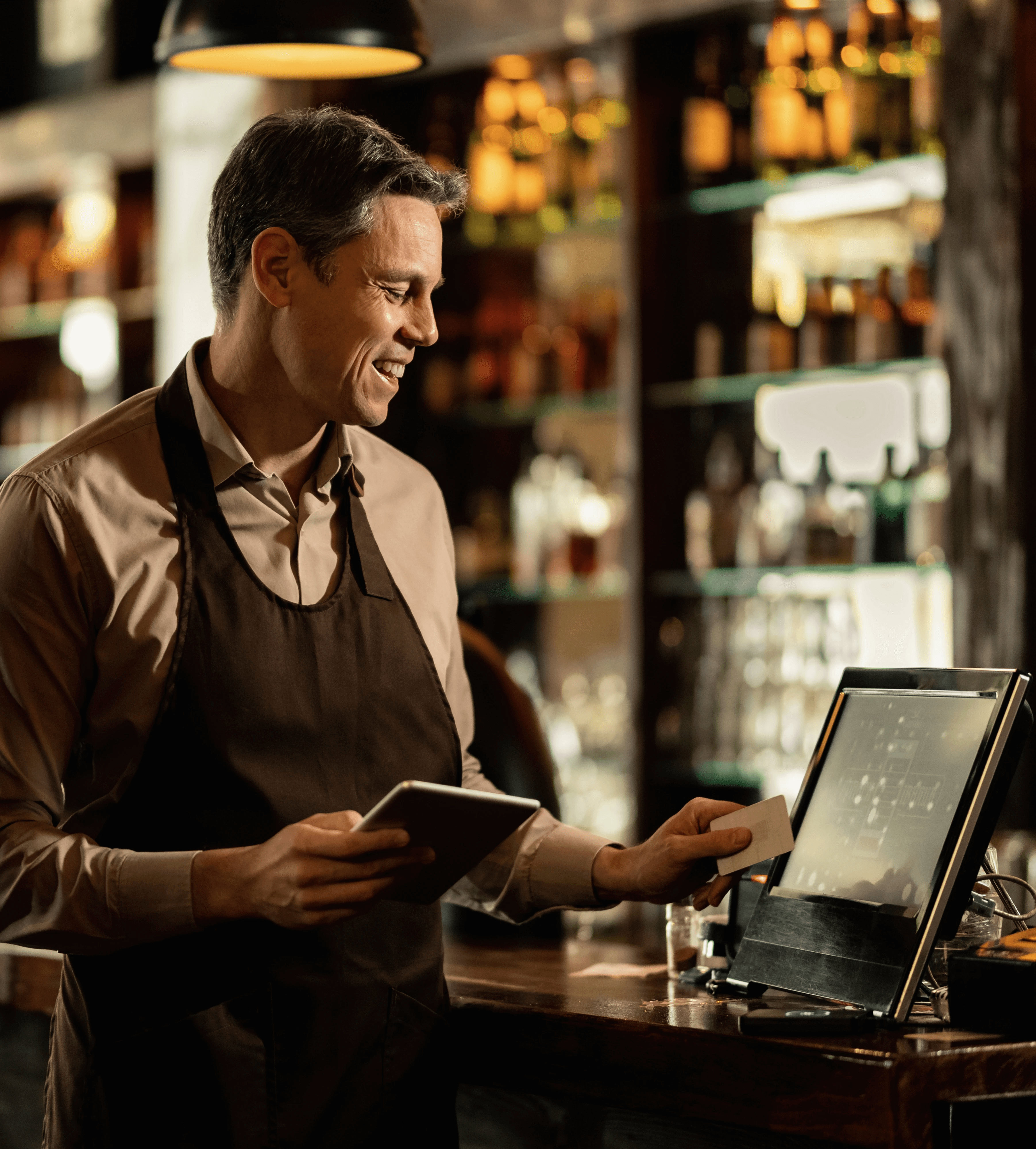cashier uses restaurant software