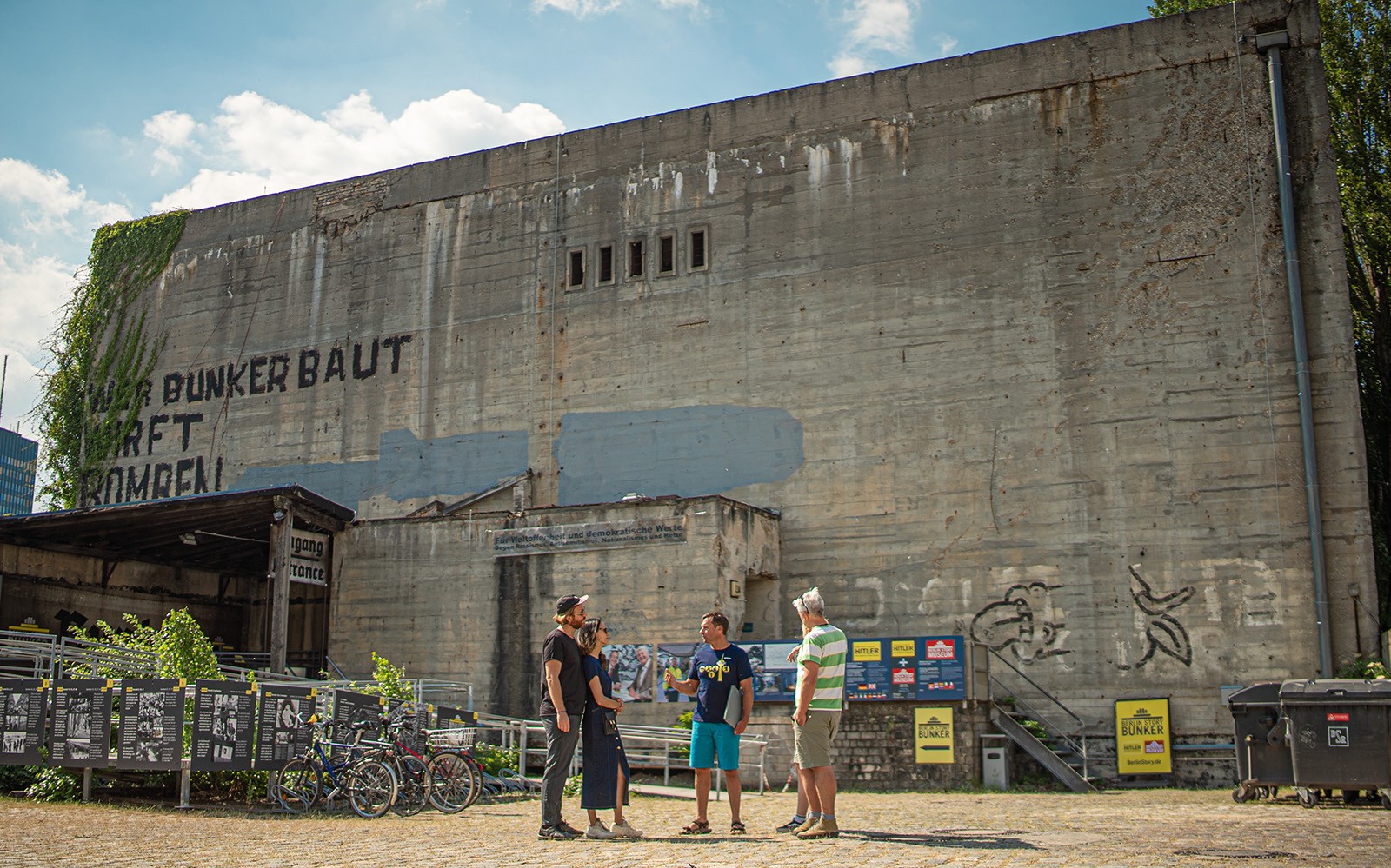 Turgruppe ved en Berlin WWII-bunker diskuterer den historiske betydningen.
