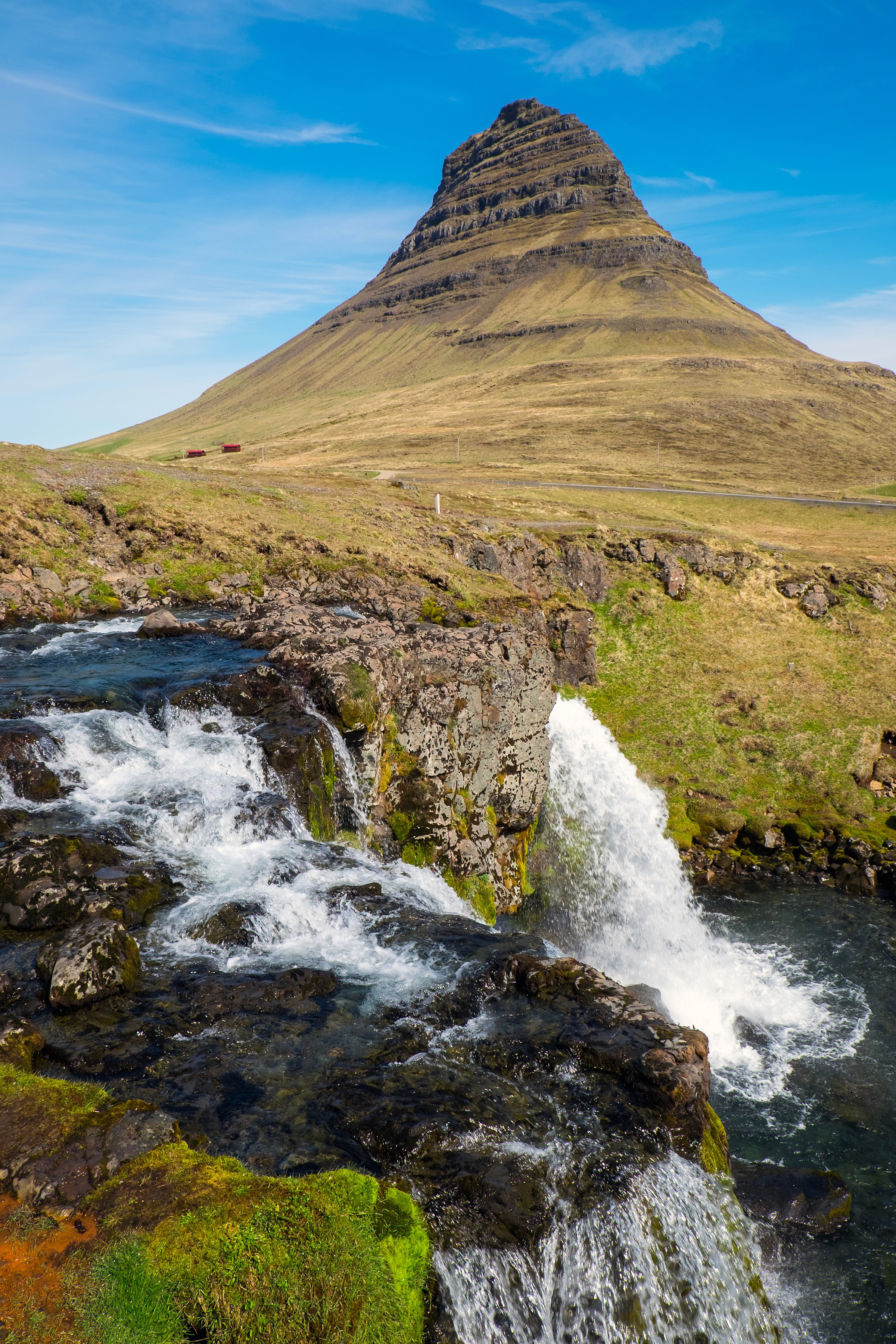 kirkjufell mountain in snæfellsnes
