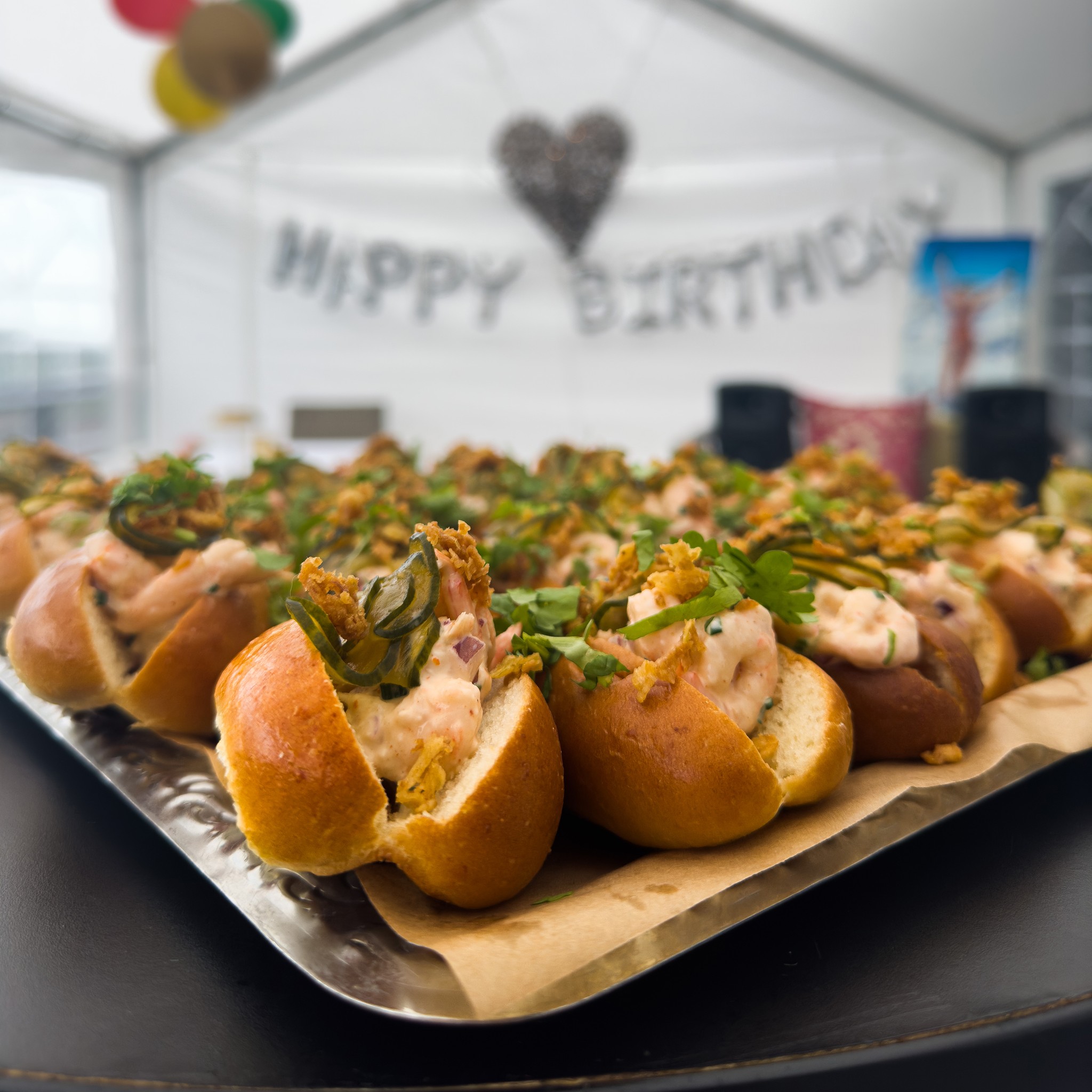 Catering från Oss bröd emellan med mackor serverade på ett födelsedagskalas