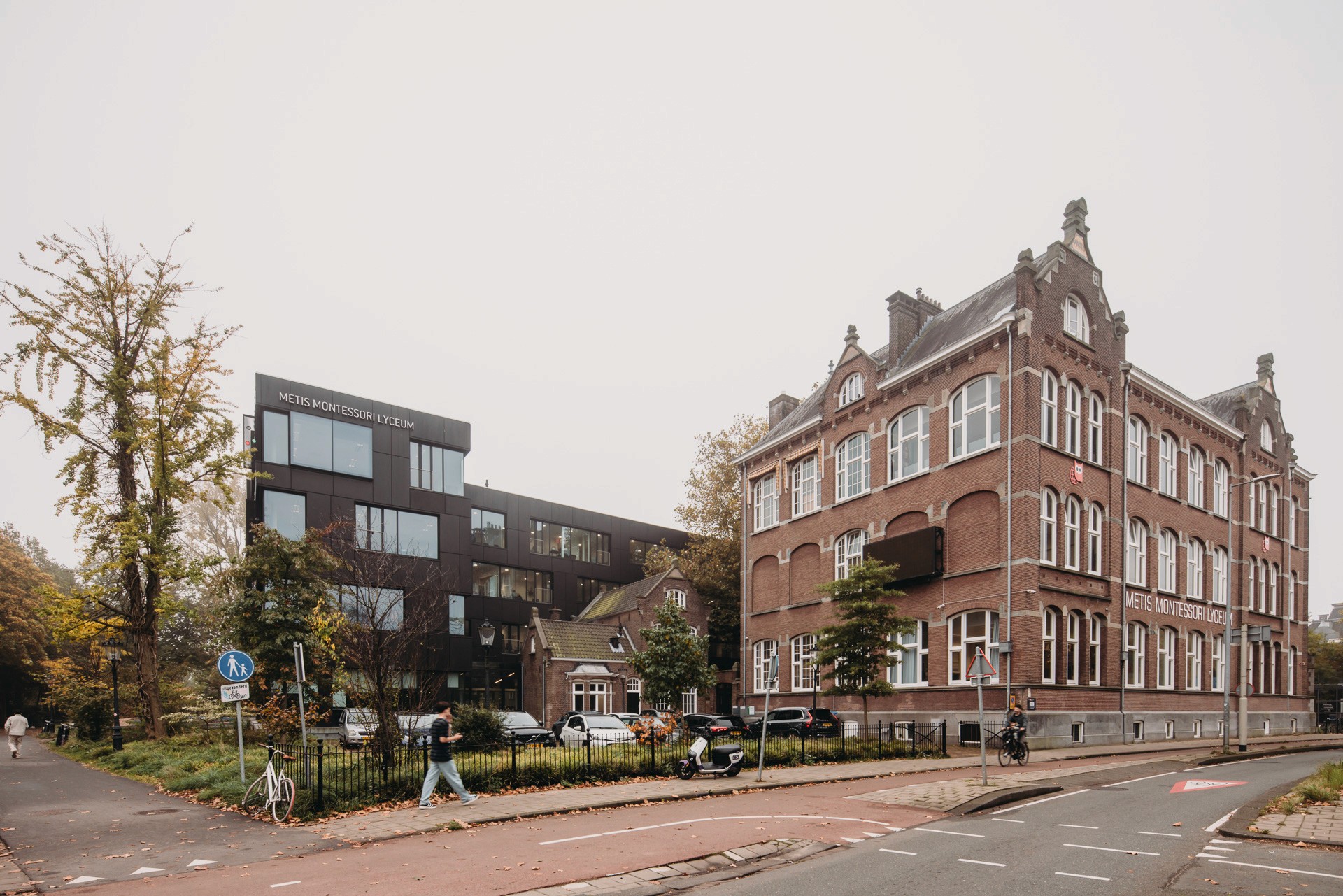 Photo of the exterior of the Metis Montessori Lyceum seen from the Mauritskade in Amsterdam