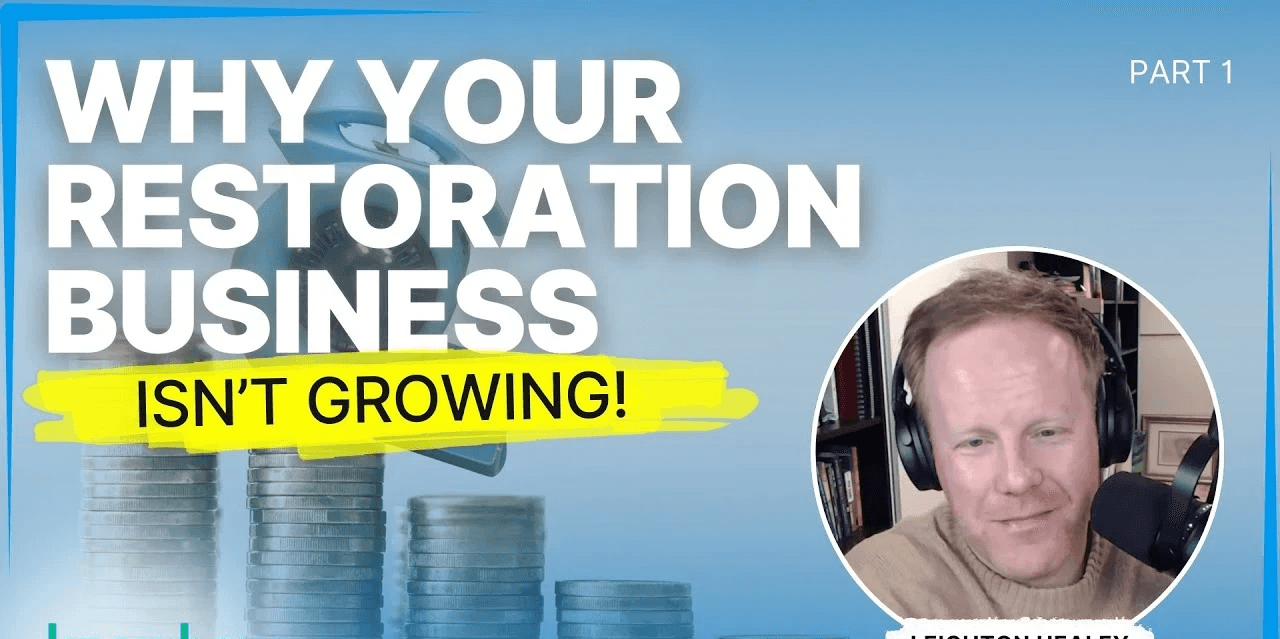 une pile d'argent avec un sèche-cheveux dessus