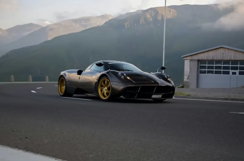 Pagani Huayraauf Landstraße im Herbst – Hypercar Versicherung All-Risk Kasko | Lions Group