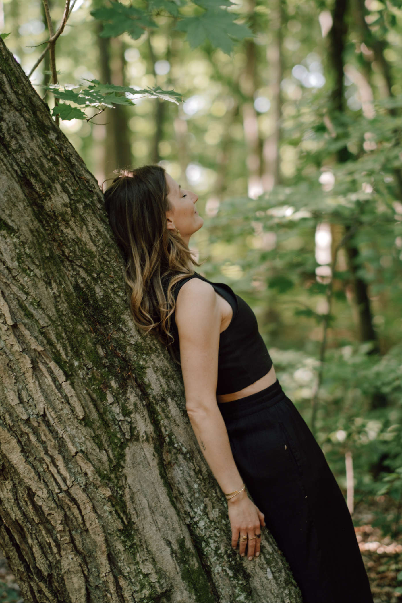 Franzi lehnt an Baum