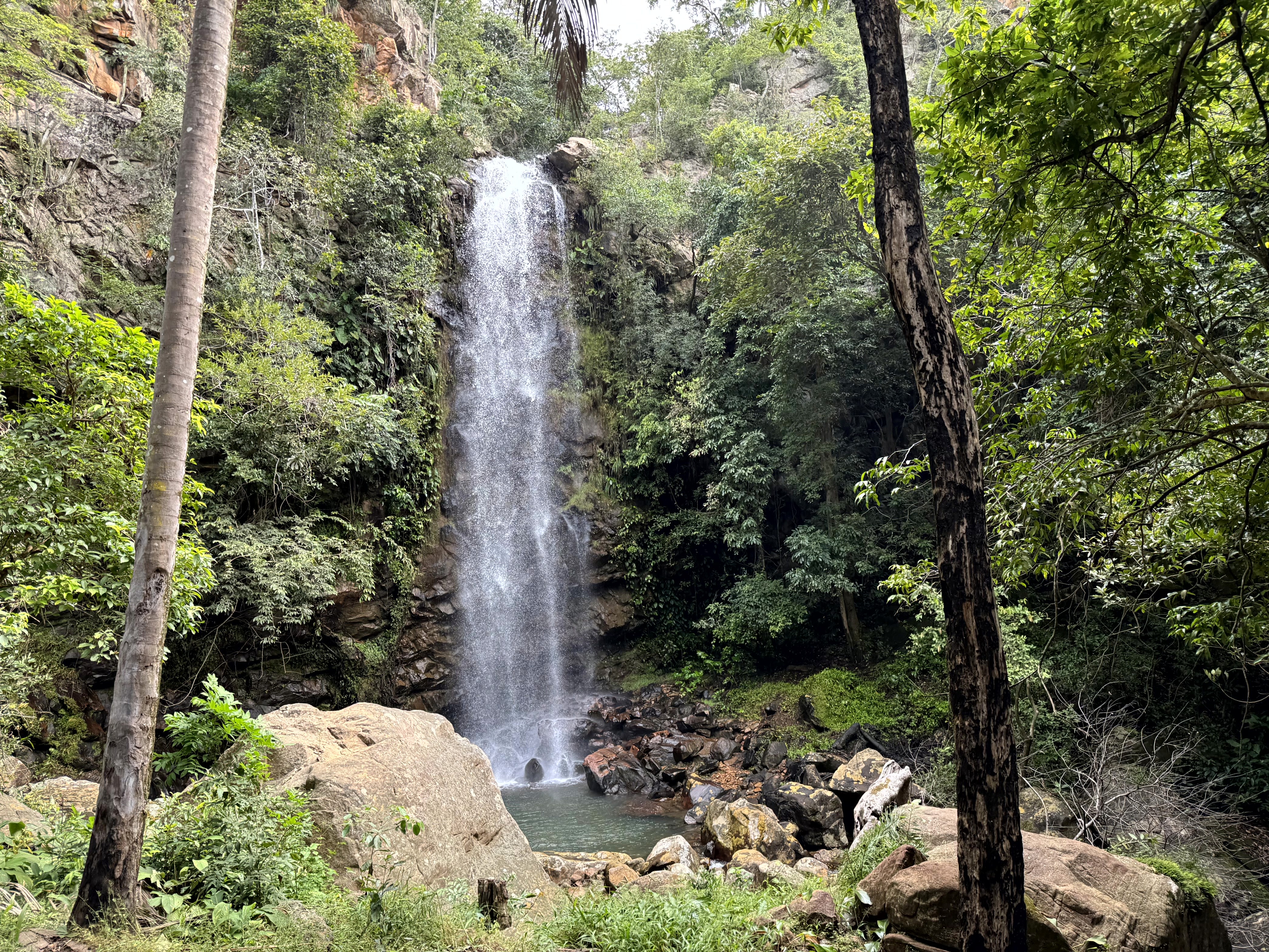 Malerischer Wasserfall in der Serra das Araras im Herzen von Mato Grosso – ein Ort voller Ruhe und natürlicher Schönheit, umgeben vom dichten Grün des tropischen Mittelgebirges.