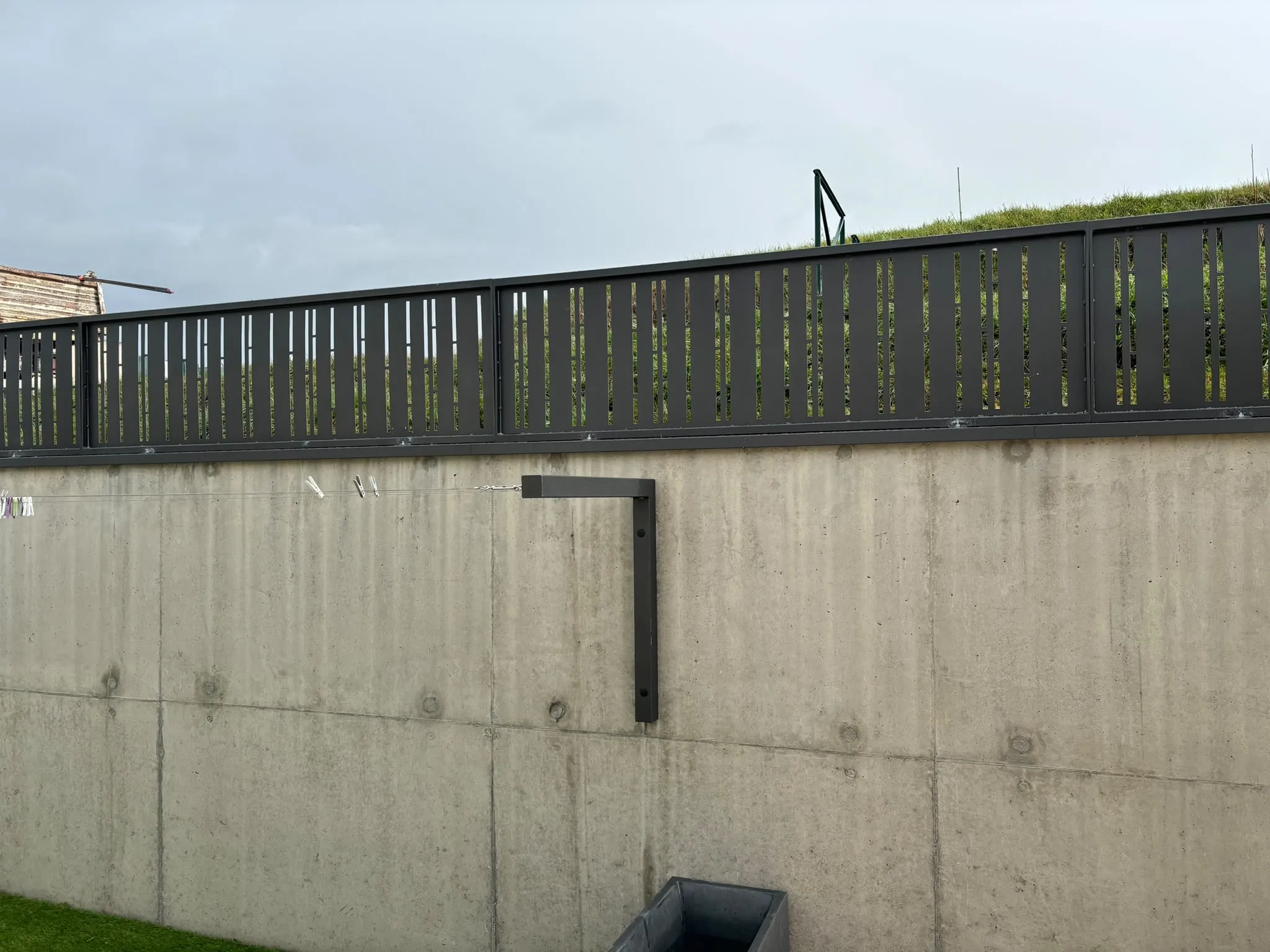 Détail d’une clôture sur muret en béton — AFermetures