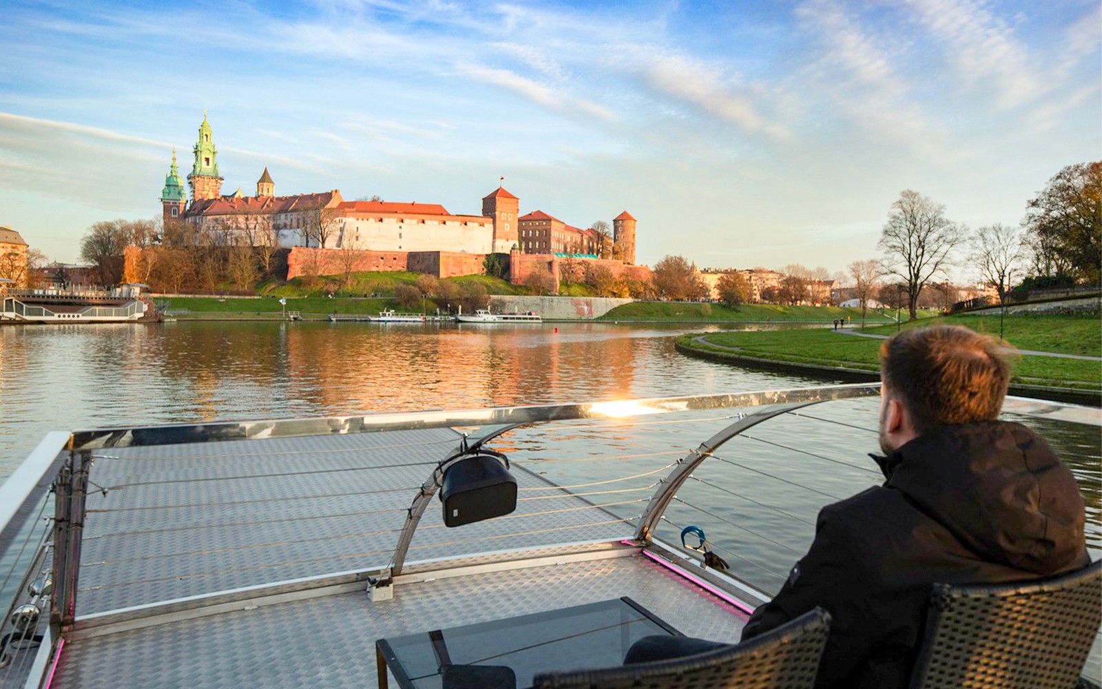 Gość oglądający Zamek Wawelski z katamaranu podczas rejsu po Wiśle, Kraków.