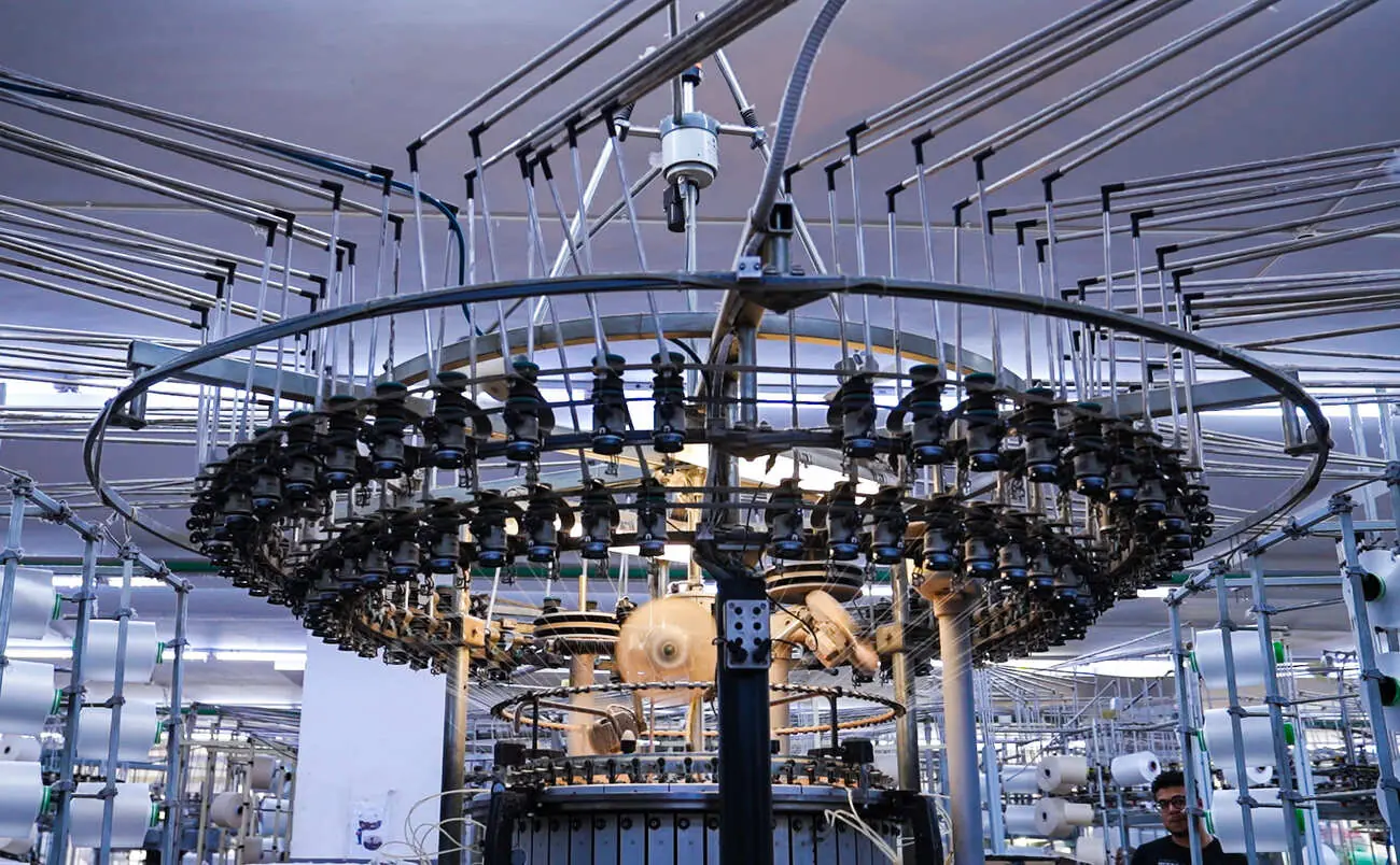 Industrial knitting machine, yarn.