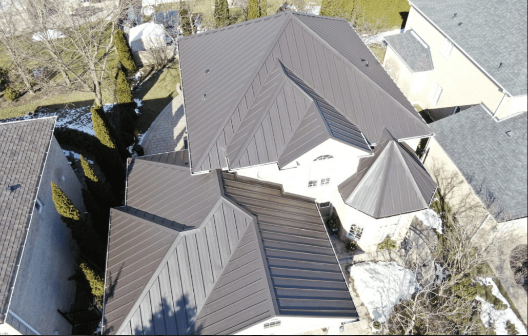 Maison unifamiliale avec toiture métallique durable en acier