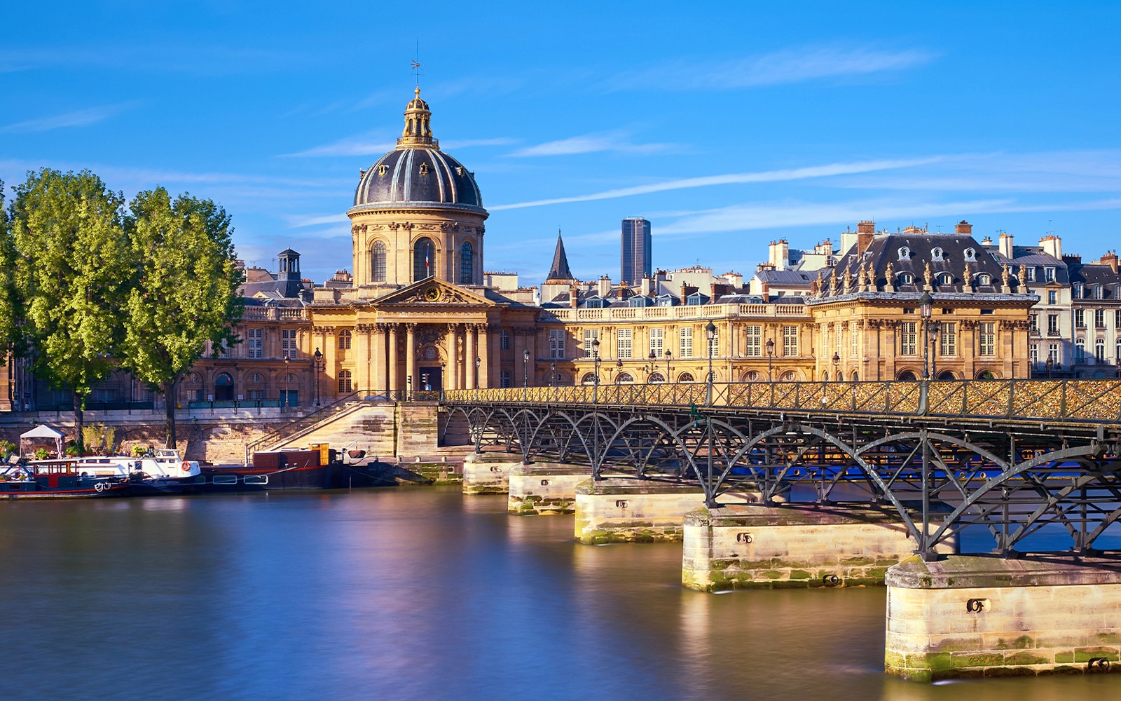 巴黎的艺术桥和法兰西学院,是“艾米丽在巴黎”游览路线中的亮点。