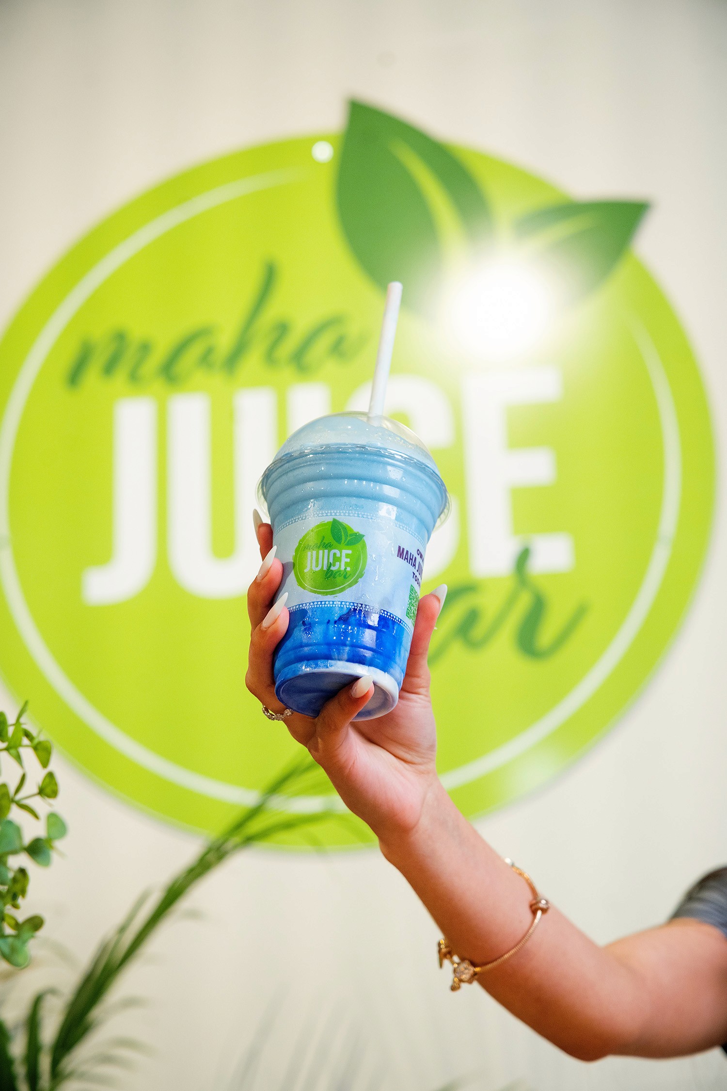 Person holding Maha jucie smoothie