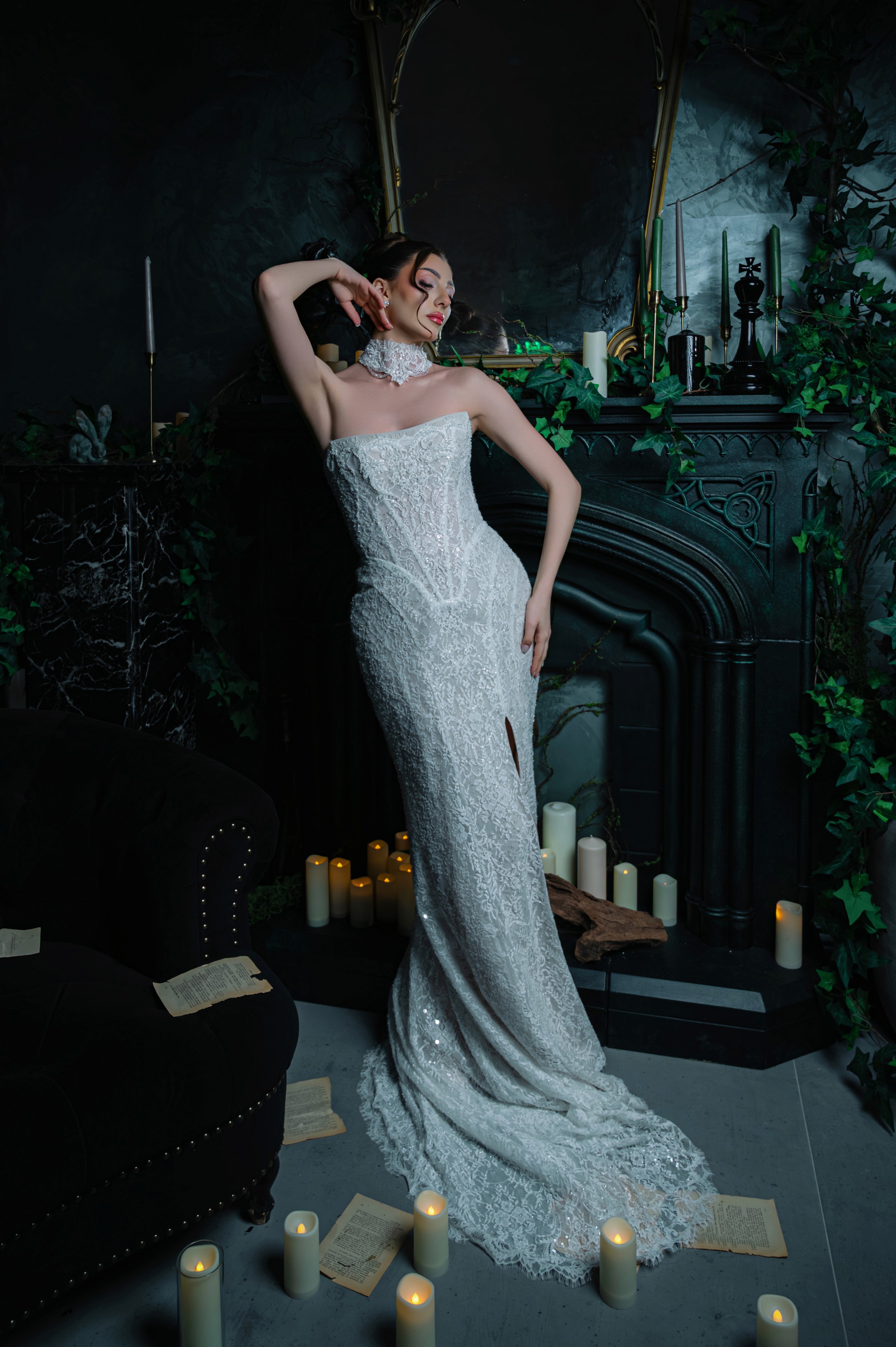 Mireasă pozând cu mâna în păr într-un decor dark și elegant, ședință foto de nuntă în București