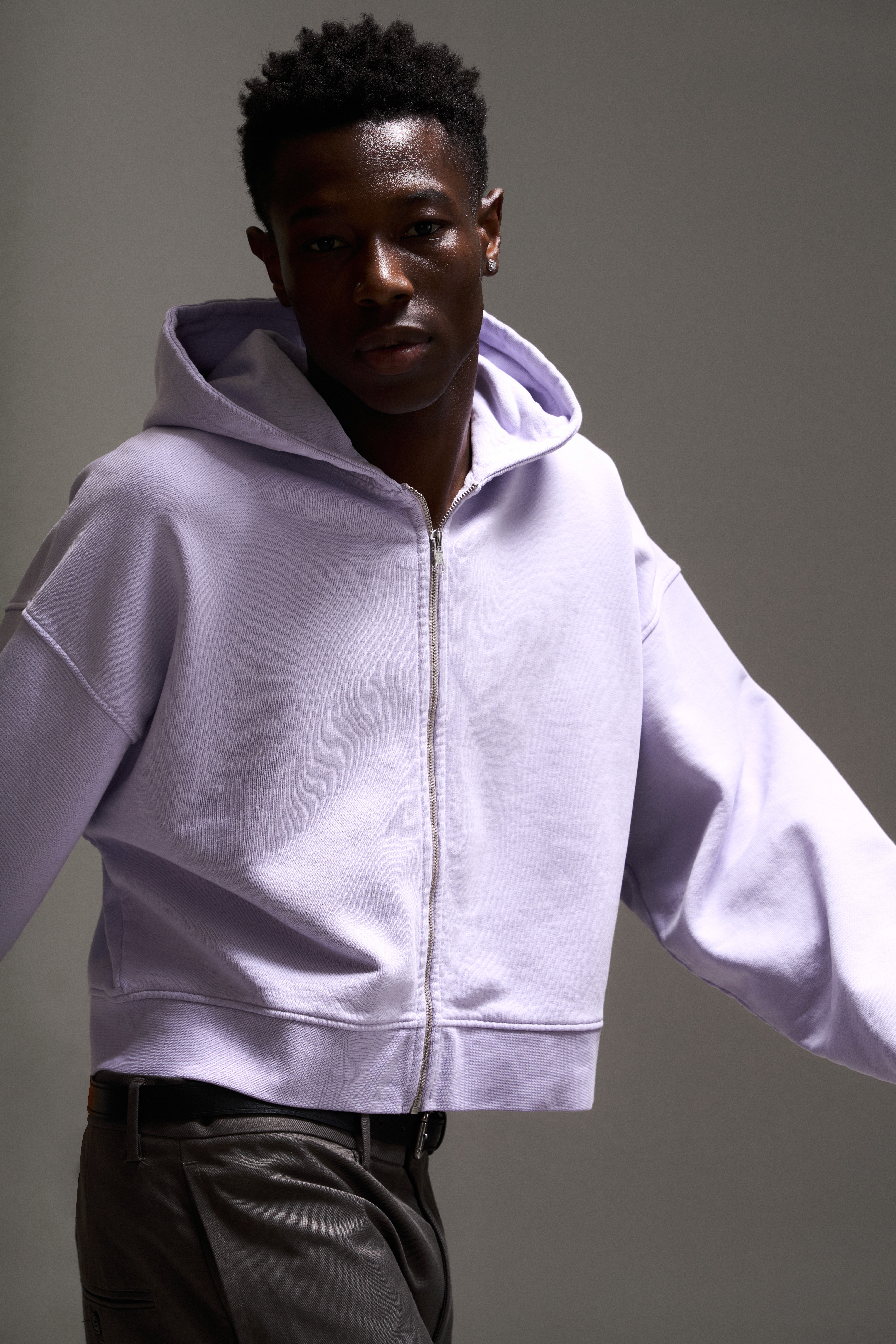 Look avec sweat-shirt mauve et pantalon large en coton gris sombre
